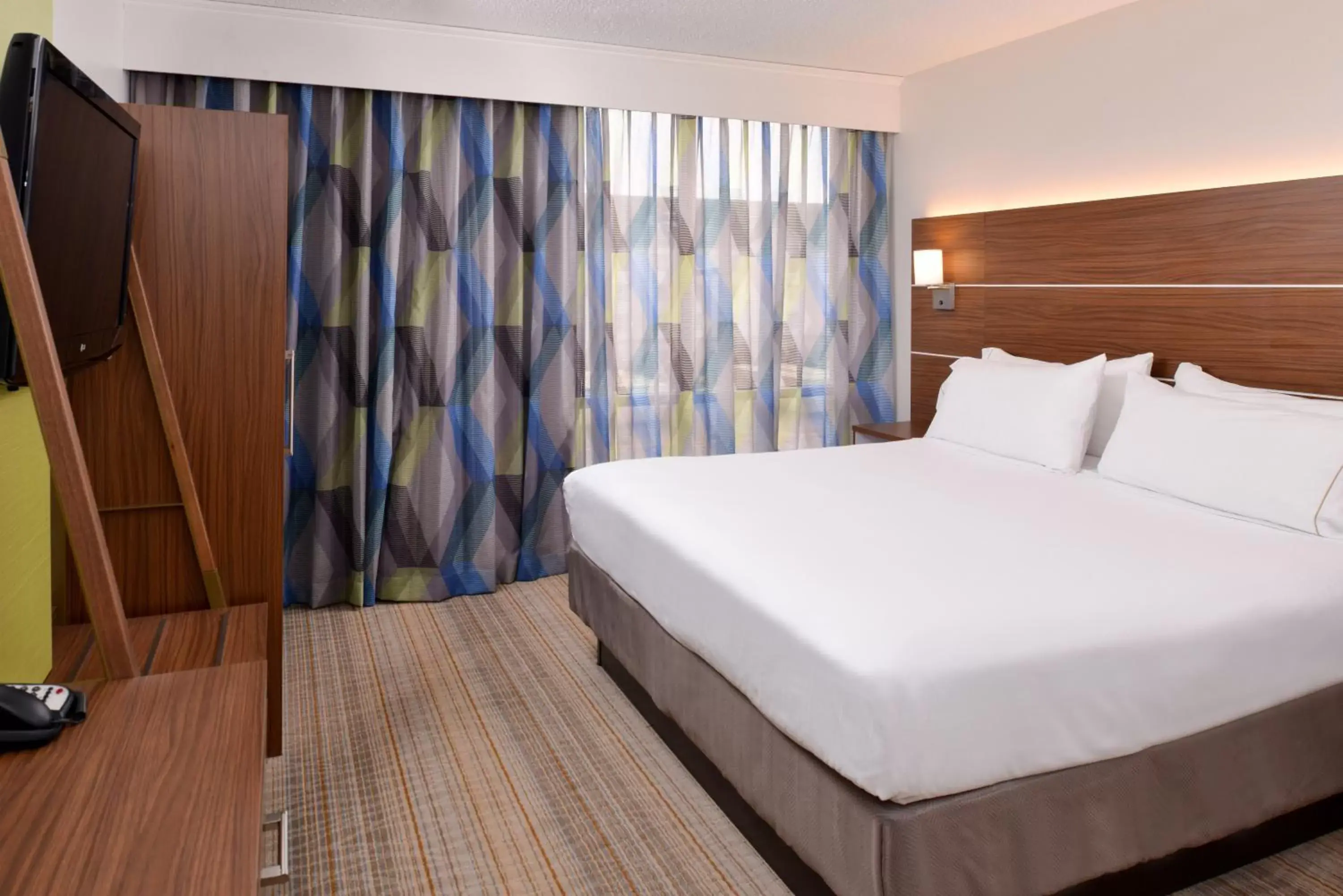 Photo of the whole room, Bed in Holiday Inn Express & Suites Springfield, an IHG Hotel