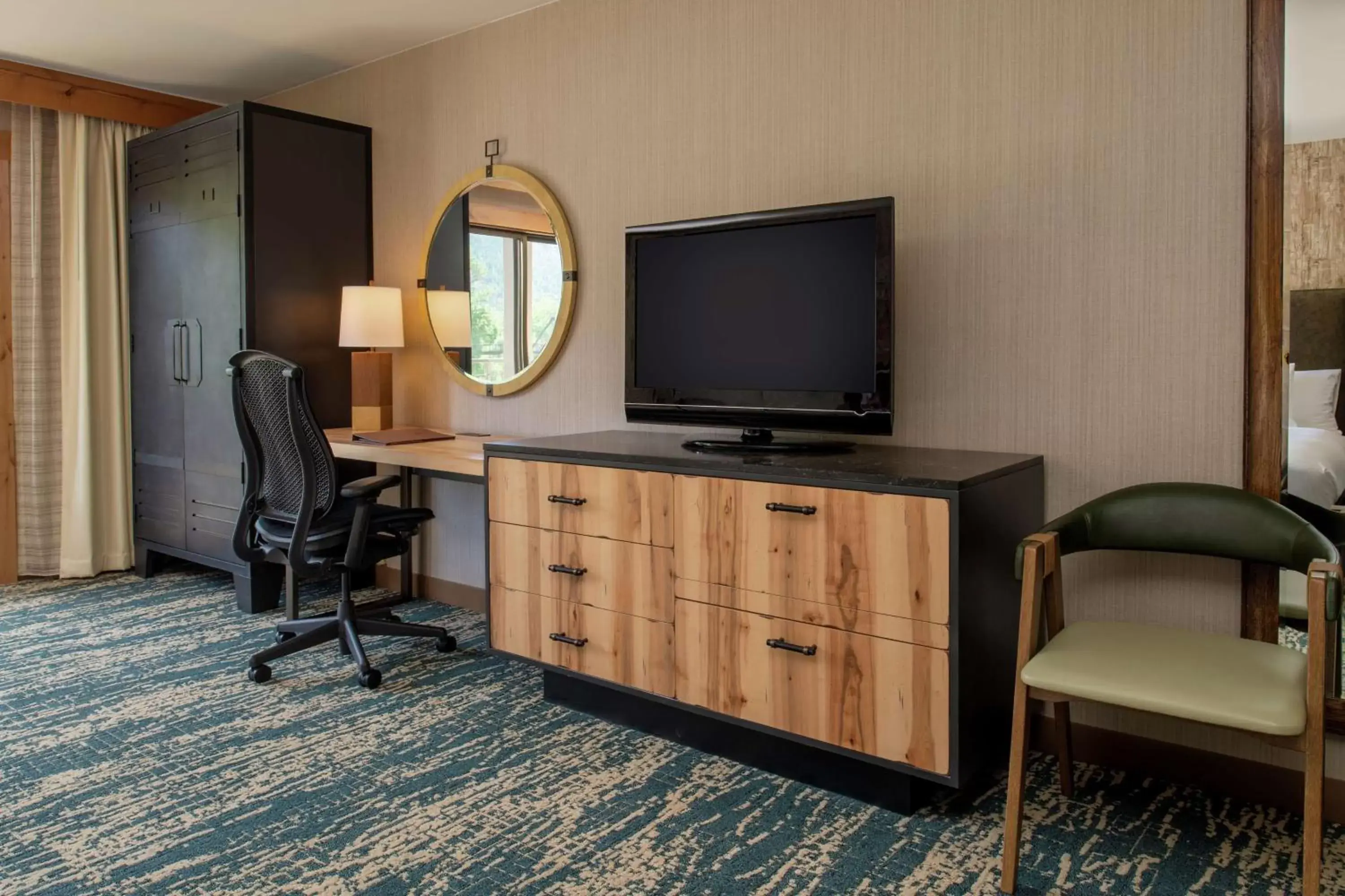 Bedroom, TV/Entertainment Center in DoubleTree by Hilton Missoula Edgewater