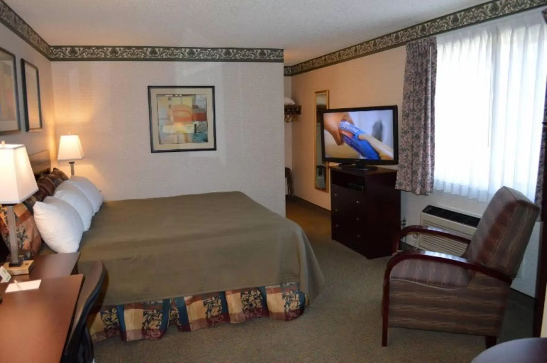 Bedroom, TV/Entertainment Center in Winnemucca Holiday Motel