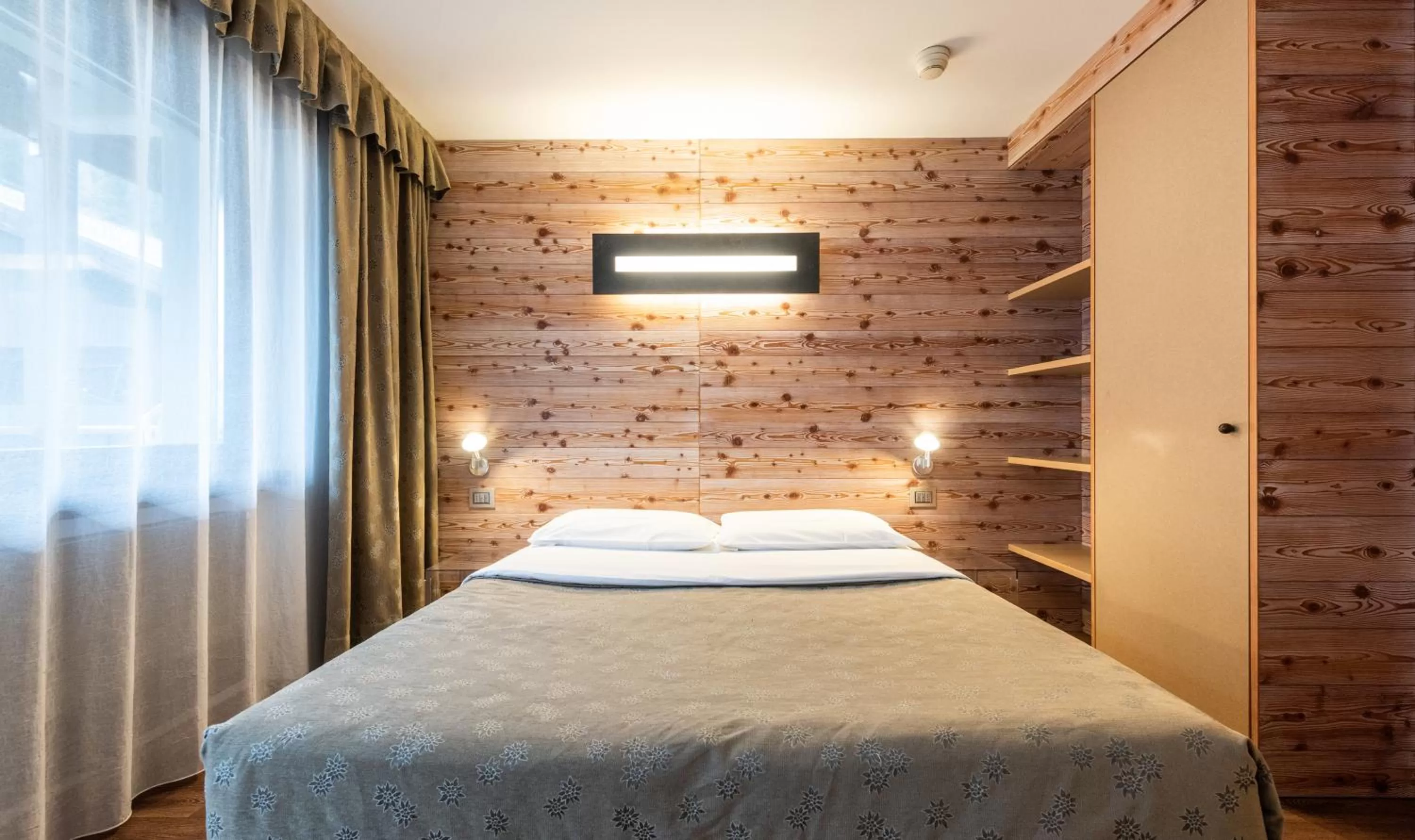 Photo of the whole room, Bed in Residence Antares