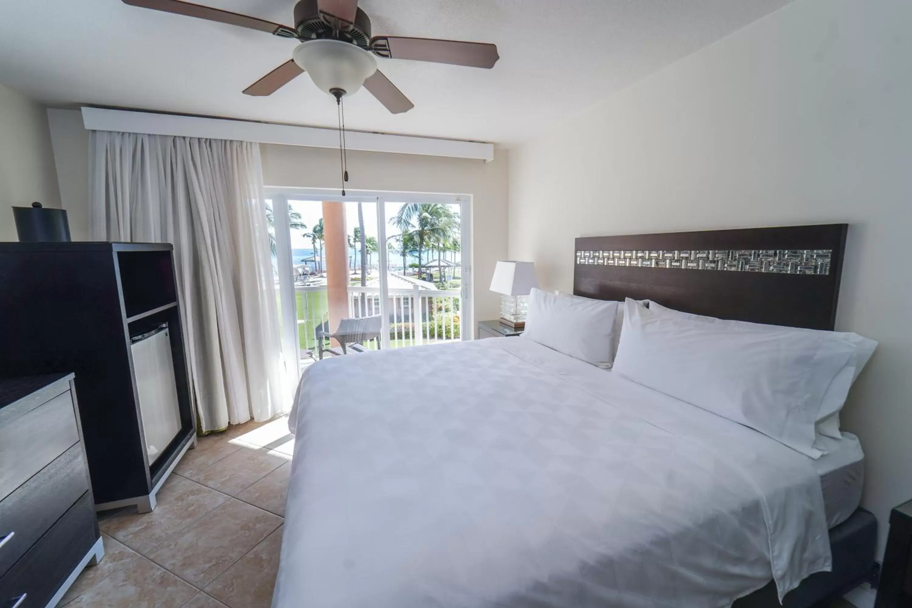 Bedroom, Bed in Holiday Inn Resort Grand Cayman, an IHG Hotel