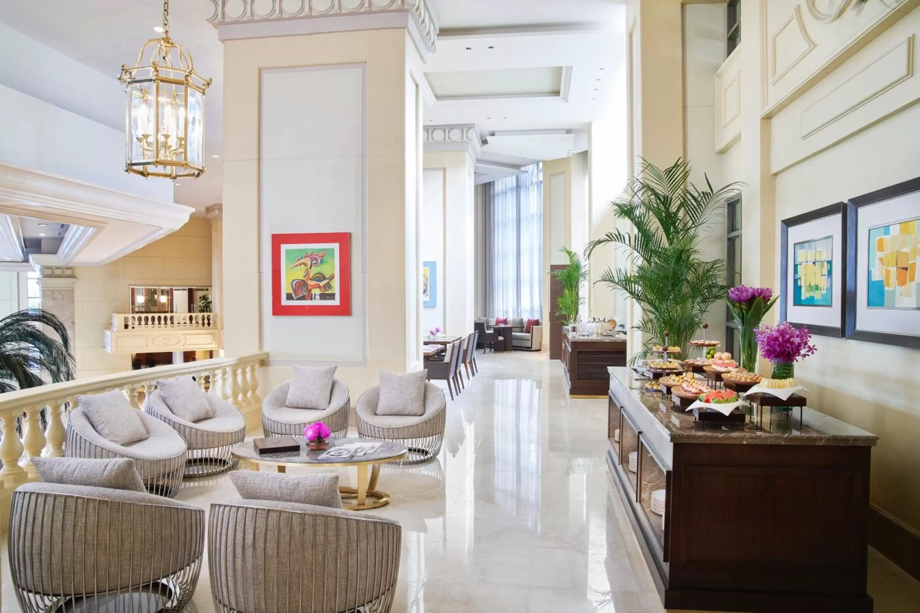 Lounge or bar in The Peninsula Manila