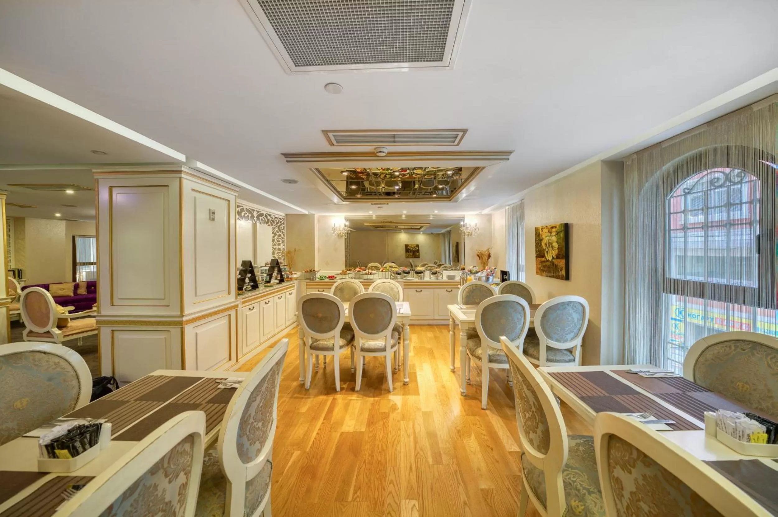 Lounge or bar in Crowne Plaza Istanbul - Old City by IHG