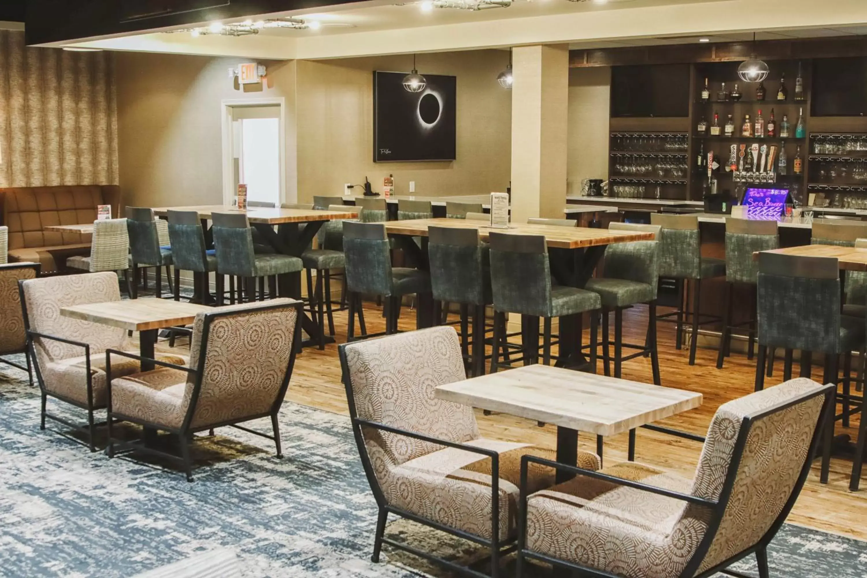Lounge or bar, Restaurant/Places to Eat in Holiday Inn Riverton-Convention Center, an IHG Hotel