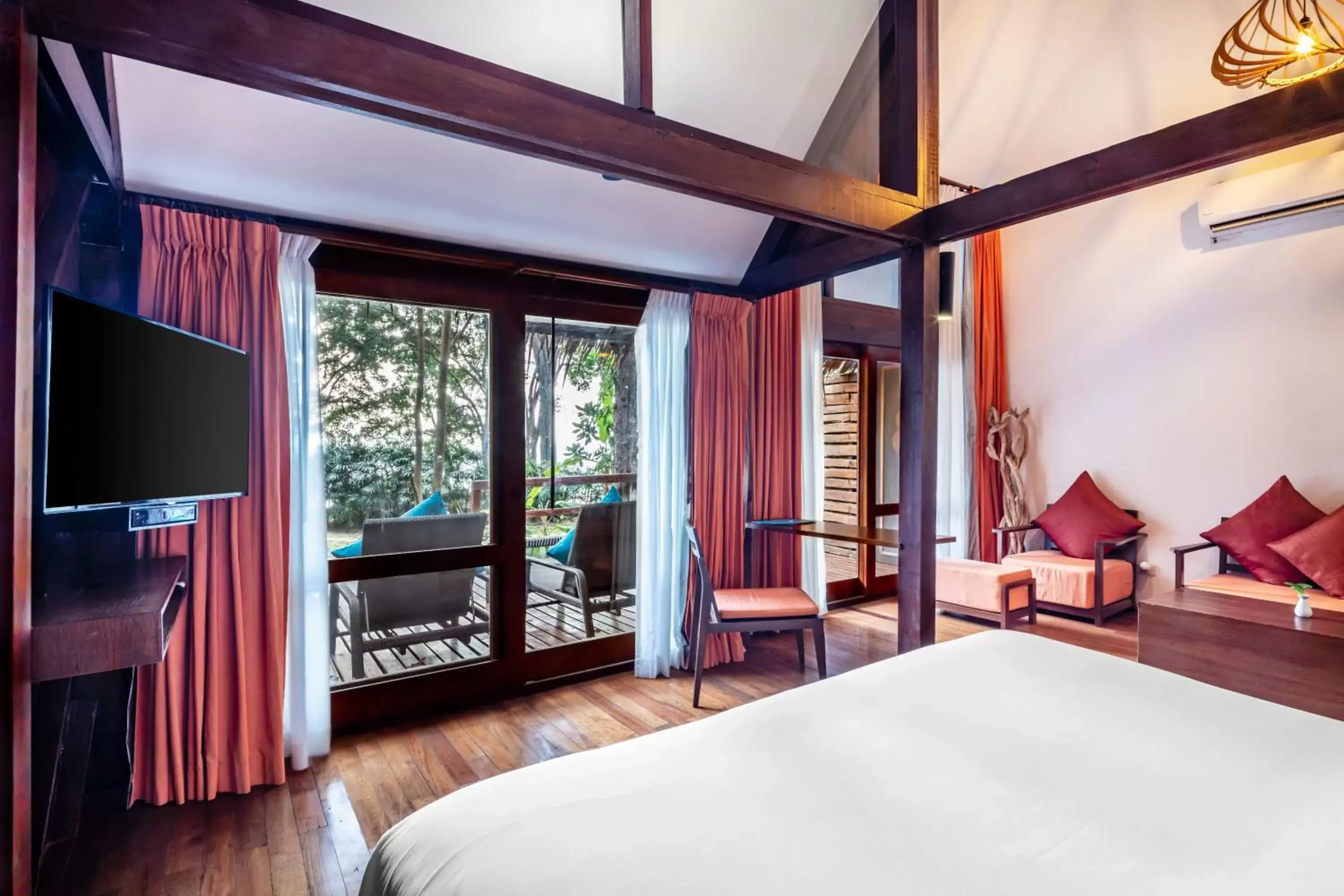 Photo of the whole room, Bed in The Monttra Pattaya - SHA Extra Plus