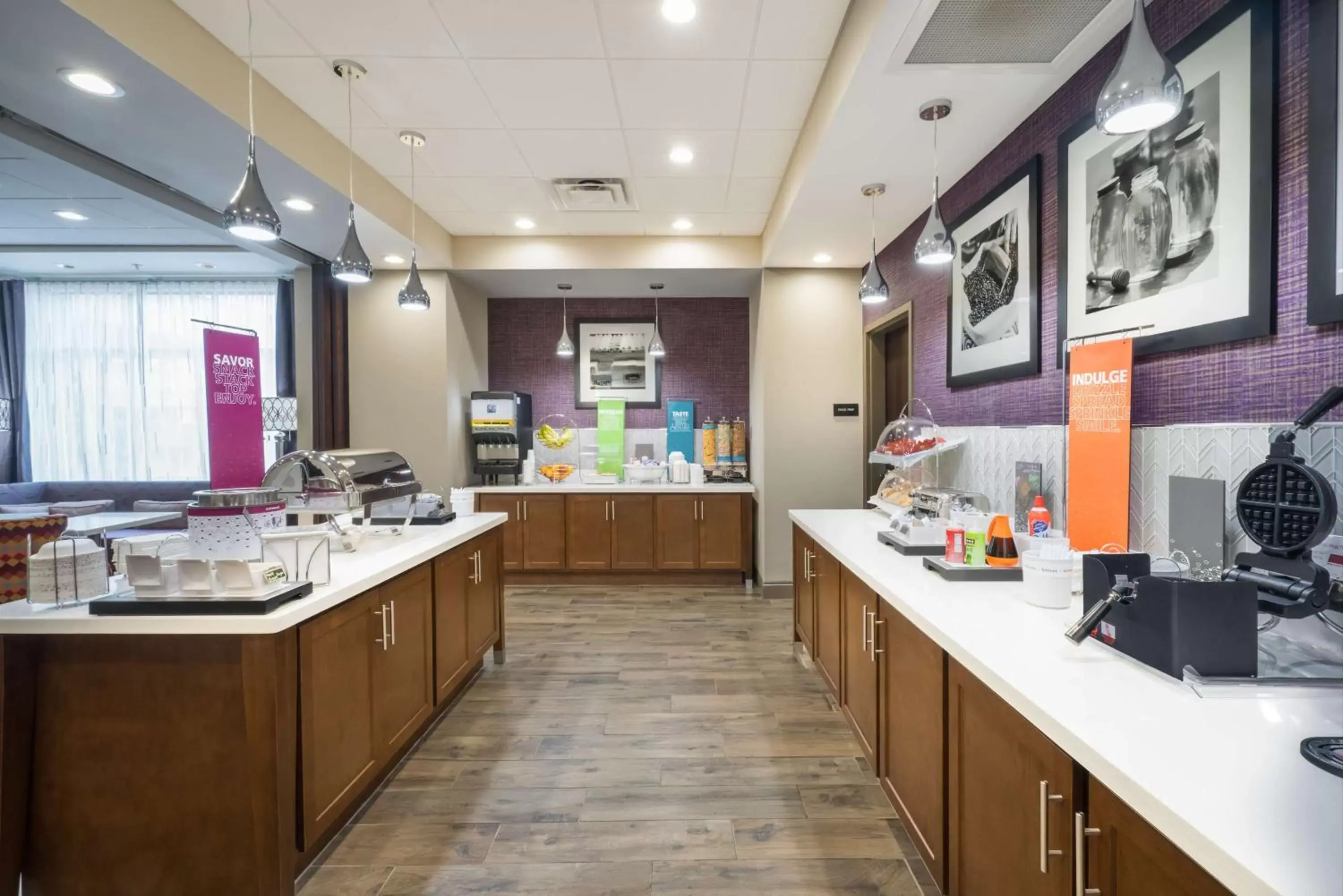 Dining area, Restaurant/Places to Eat in Hampton Inn Newport