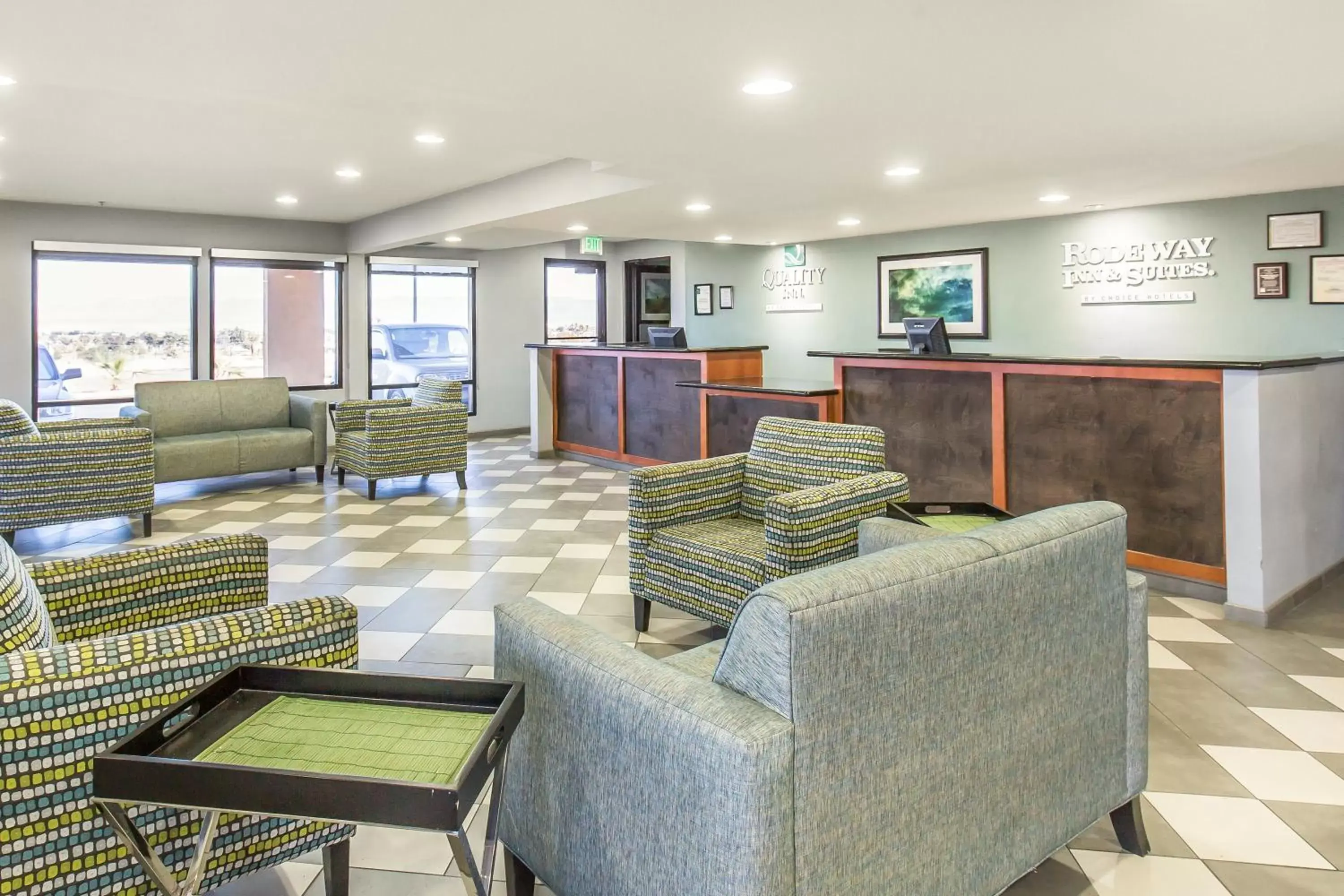 Lobby or reception, Lounge/Bar in Quality Inn - Needles