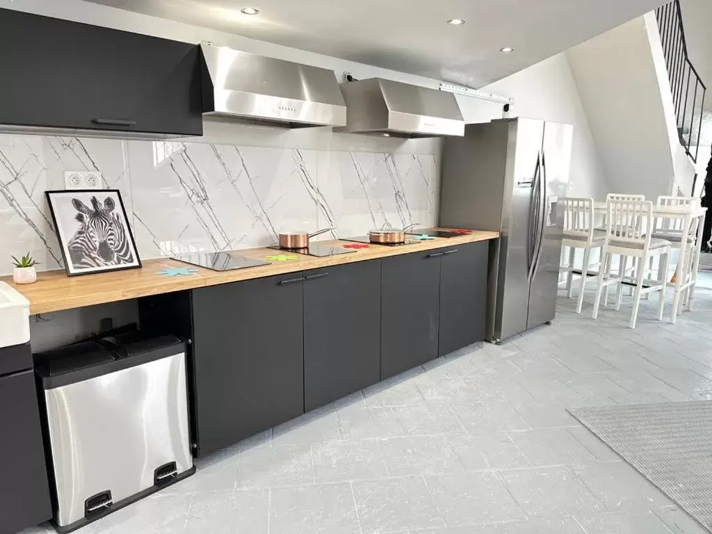 Kitchen or kitchenette, Kitchen/Kitchenette in "Silk & Suites" City Center