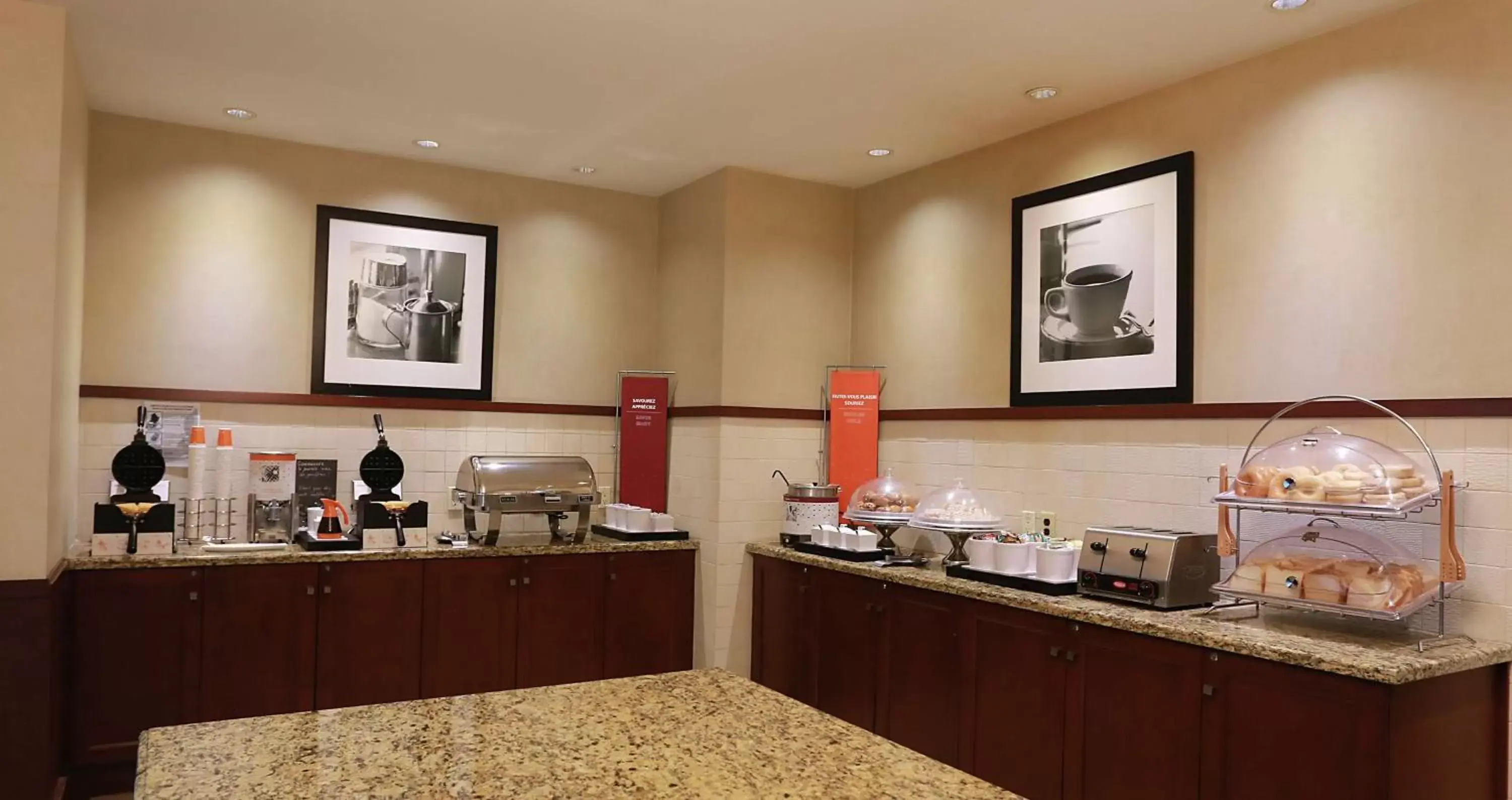 Breakfast, Kitchen/Kitchenette in Hampton Inn & Suites Laval