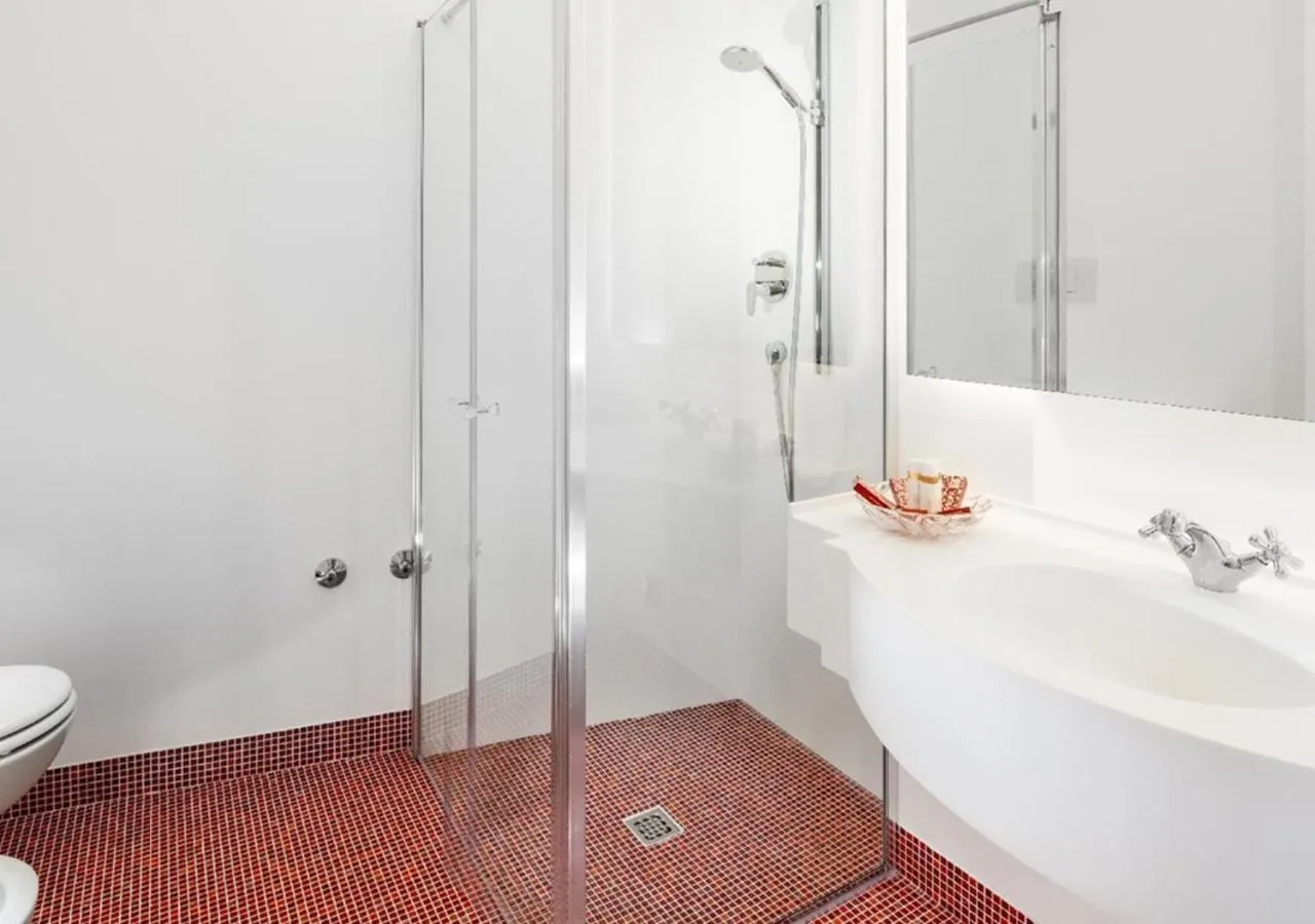 Shower in Hotel Milton Rimini