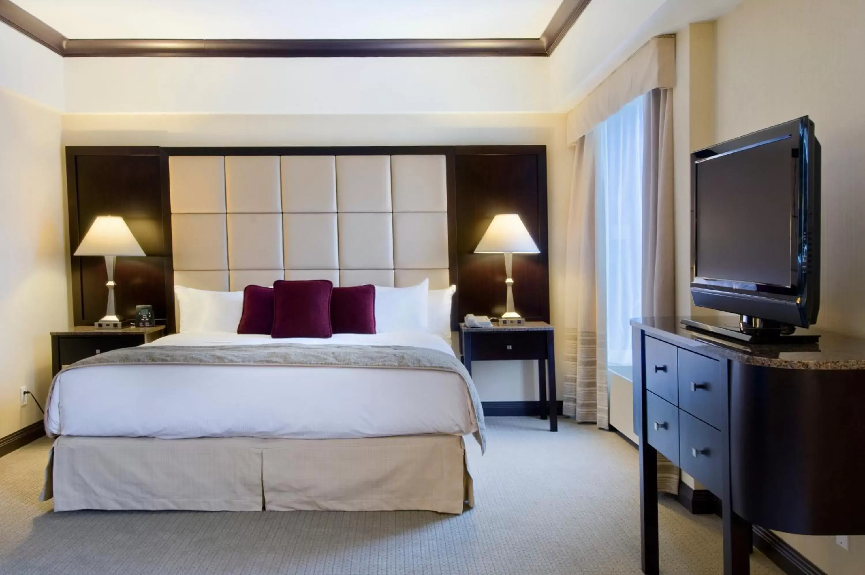 TV and multimedia, Bed in Hotel Bonaventure Montreal