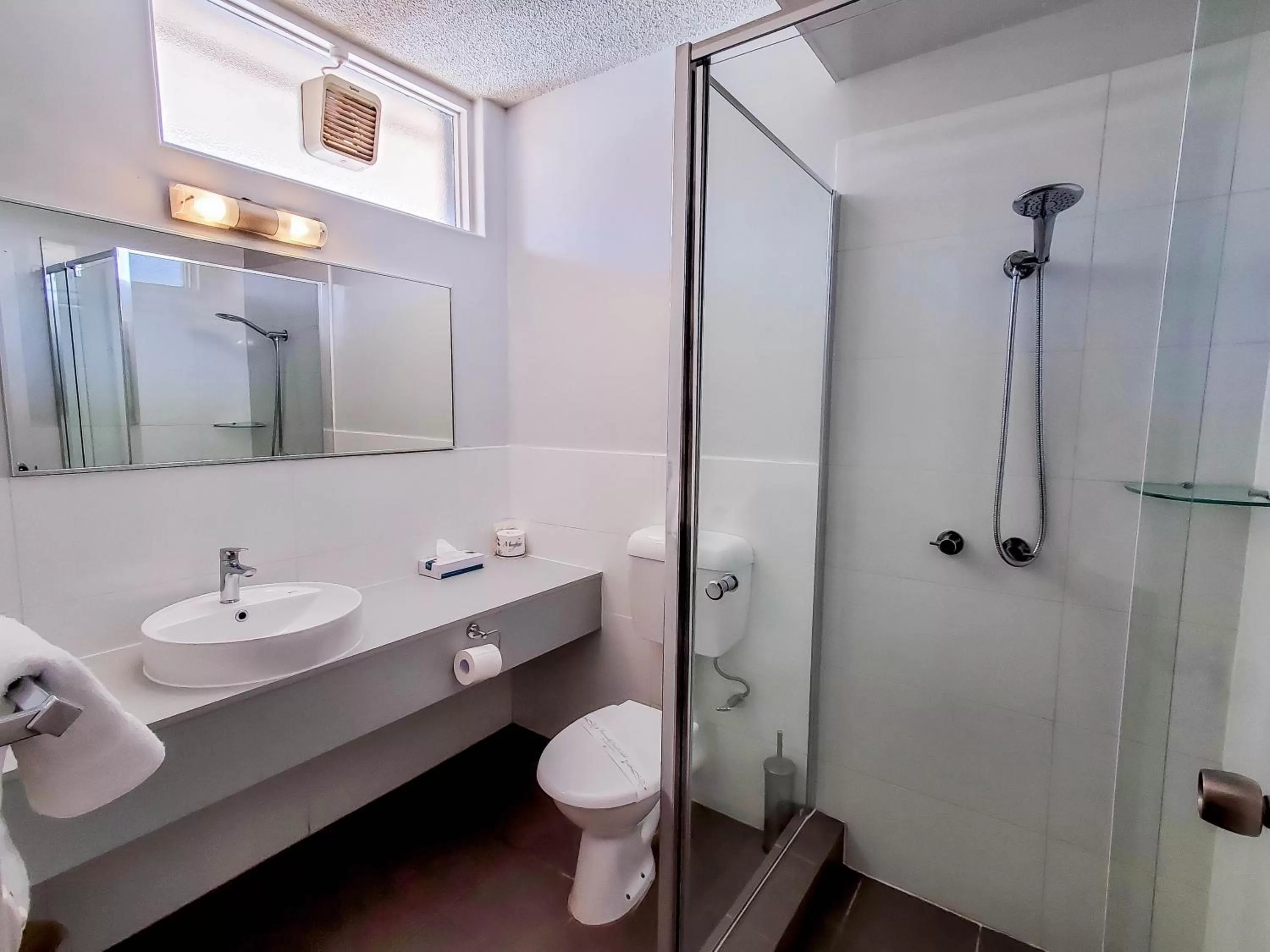 Shower in Sandors Motor Inn