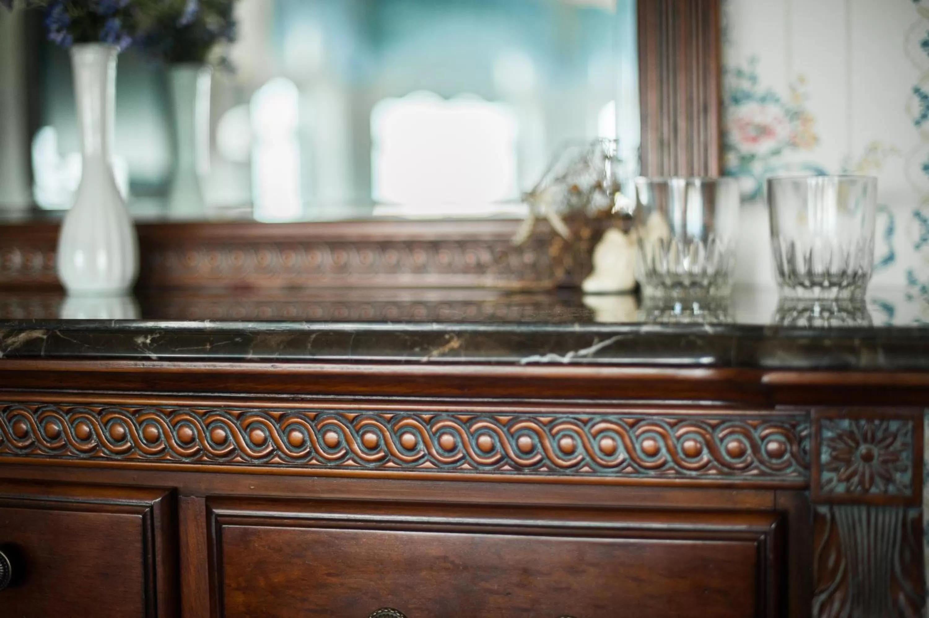 Decorative detail in Anchorage Inn B&B