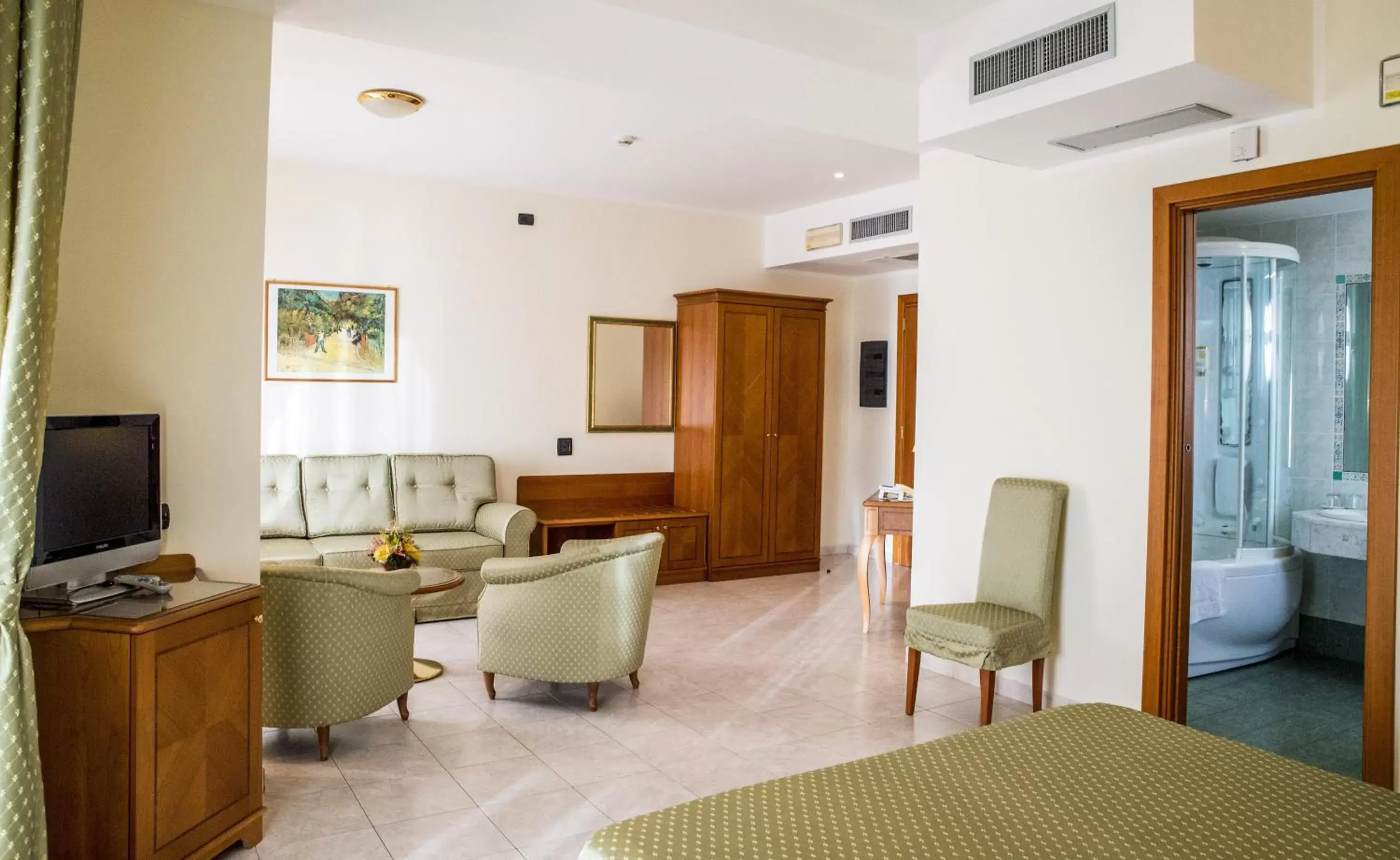 Coffee/tea facilities, Seating Area in Grand Hotel Victoria