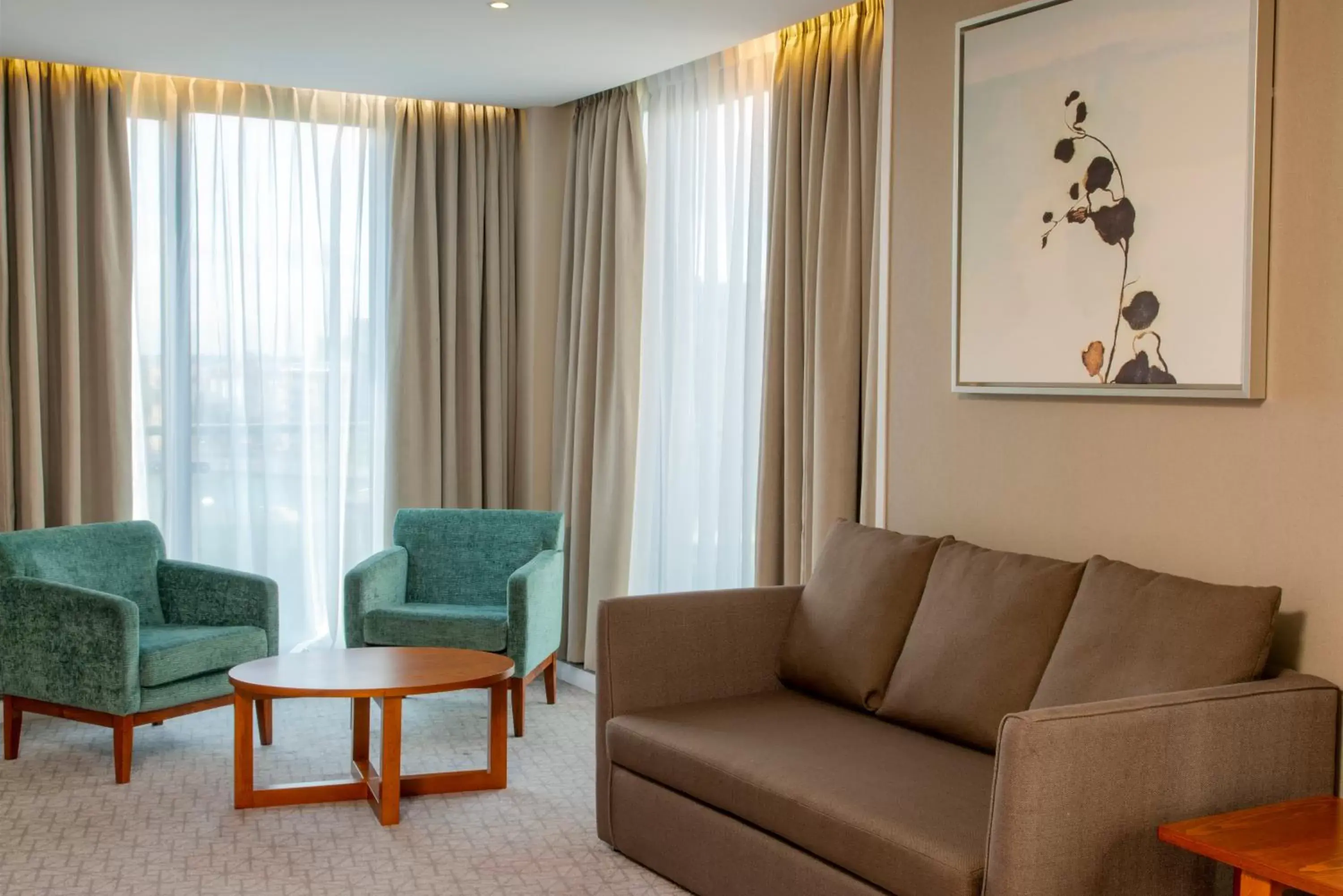 Living room, Seating Area in Crowne Plaza London - Docklands, an IHG Hotel