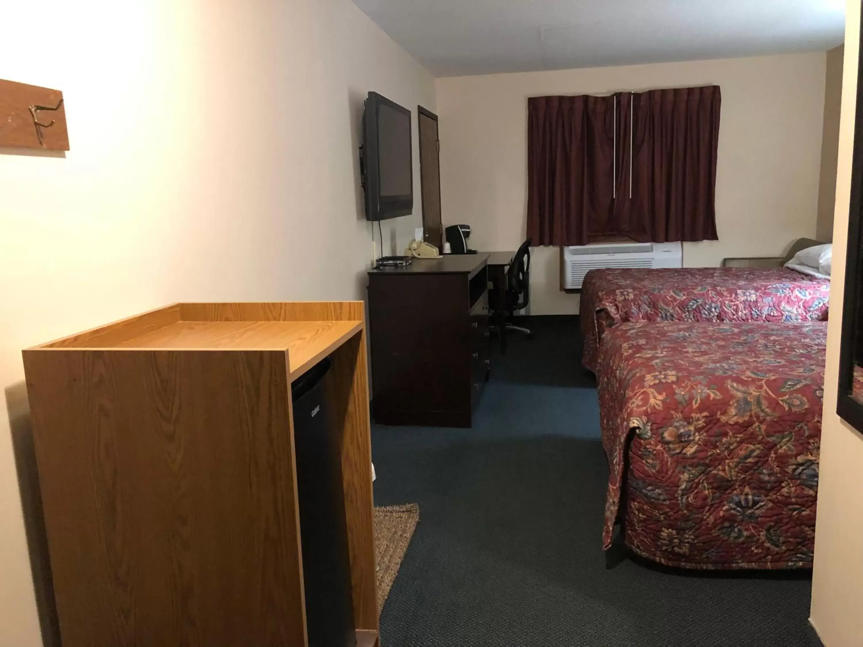 Bedroom, TV/Entertainment Center in Super 8 by Wyndham Superior WI