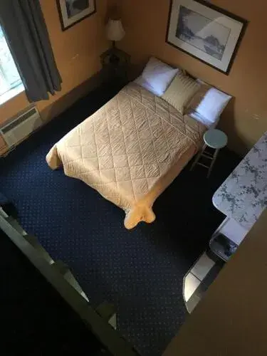 Bedroom, Bed in Smokey Point Motor Inn