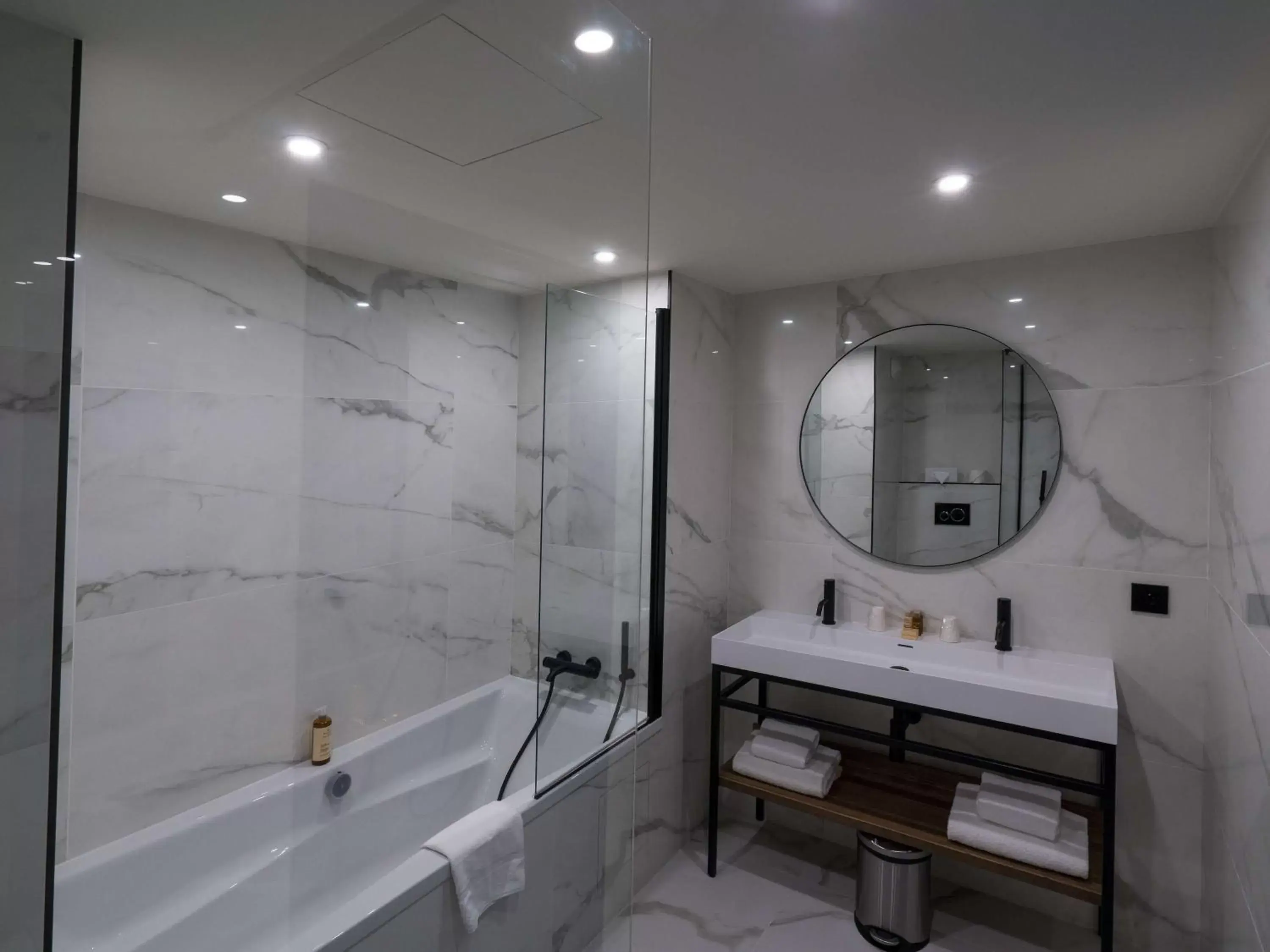 Bedroom, Bathroom in Mercure Chantilly Resort & Conventions