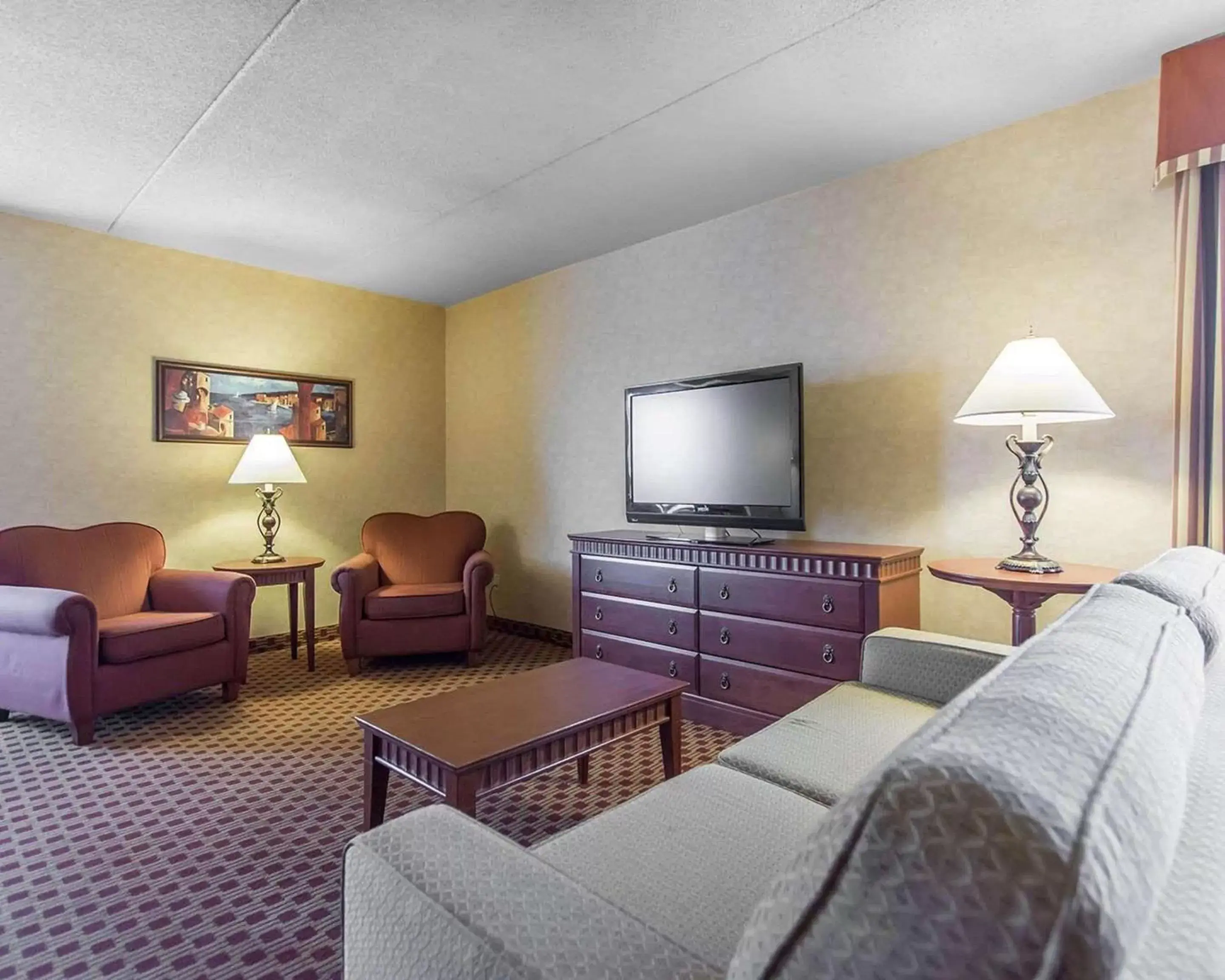 Photo of the whole room, Seating Area in Quality Inn & Suites Bay Front