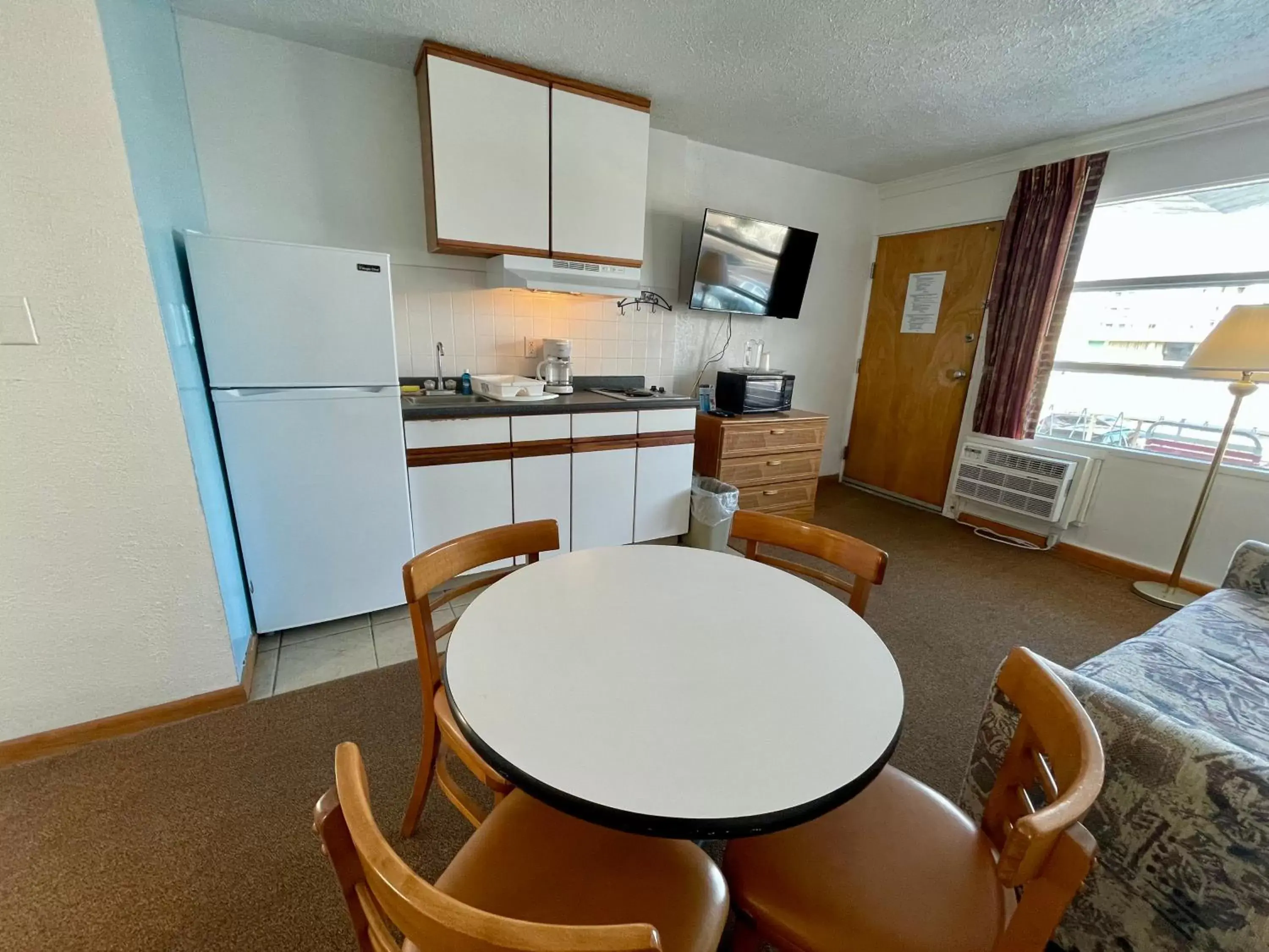 Dining Area in Pink Champagne Motel