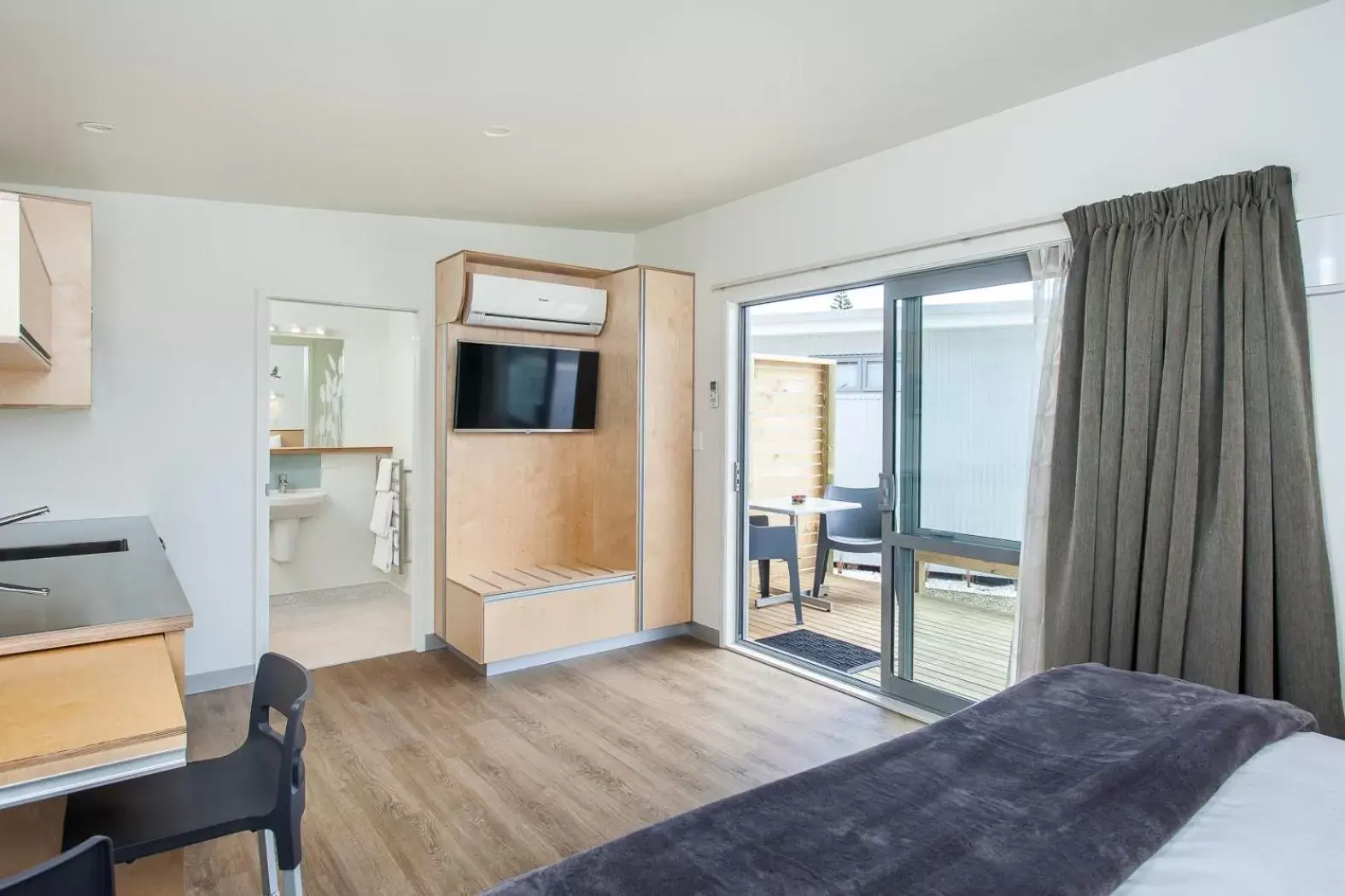 Bathroom, TV/Entertainment Center in Awa Motel