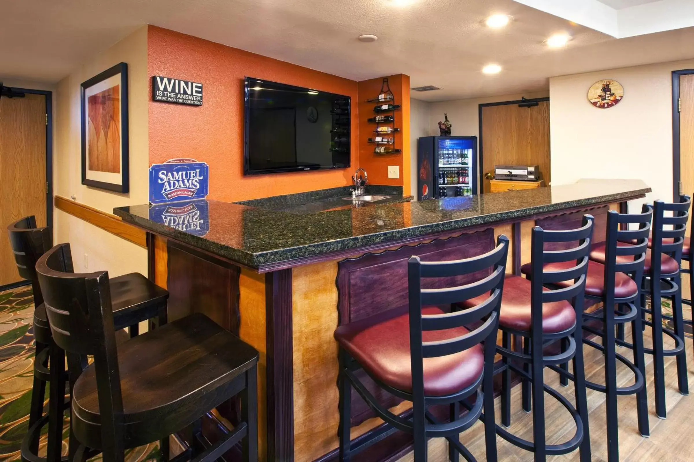 Lounge/Bar in AmericInn by Wyndham Cedar Falls