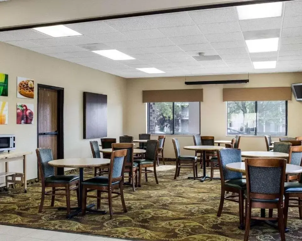 Seating area, Restaurant/Places to Eat in Quality Suites Near West Acres