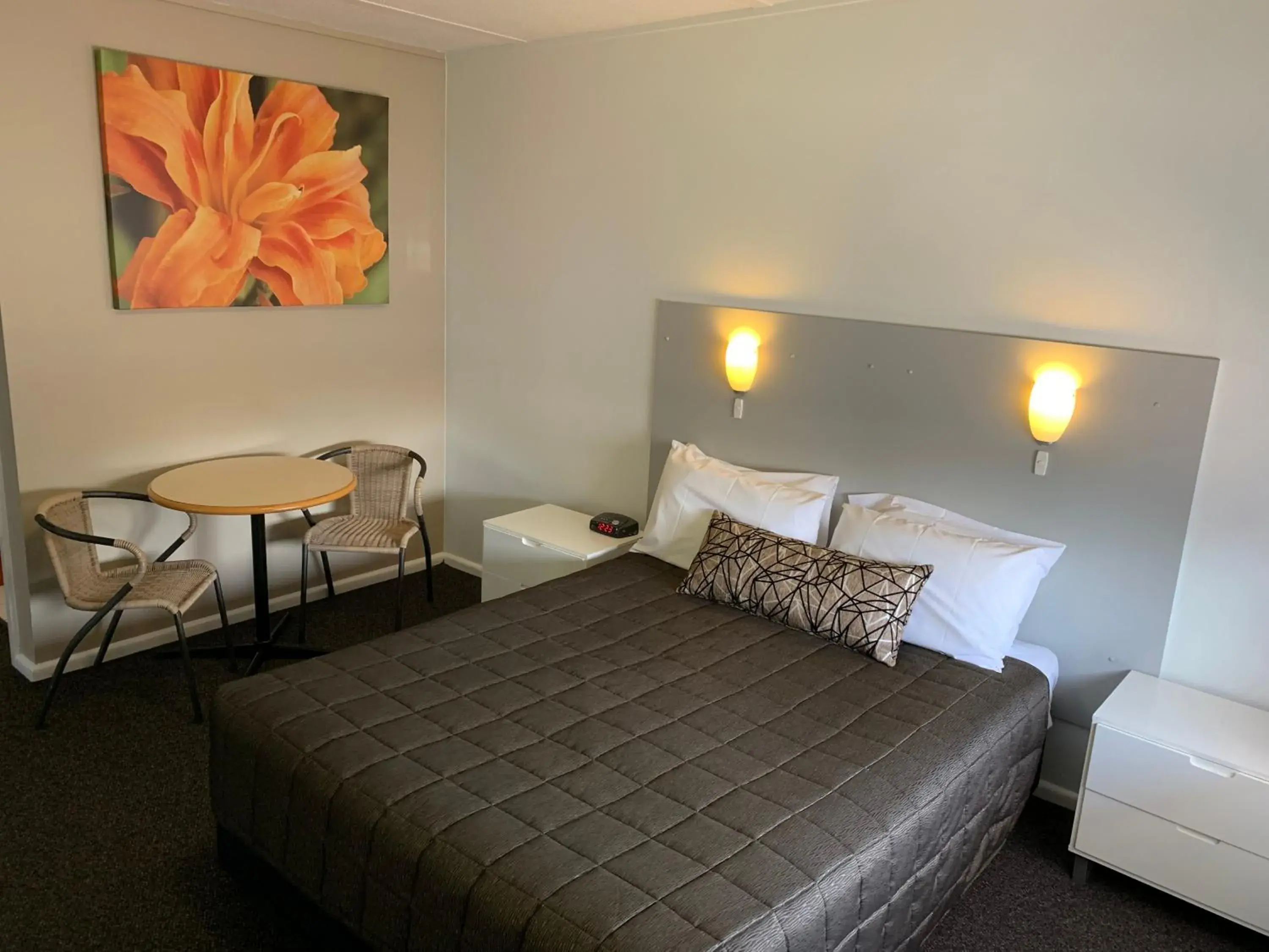 Two-Bedroom Suite in Orana Windmill Motel Two-Bedroom Suite in Orana Windmill Motel