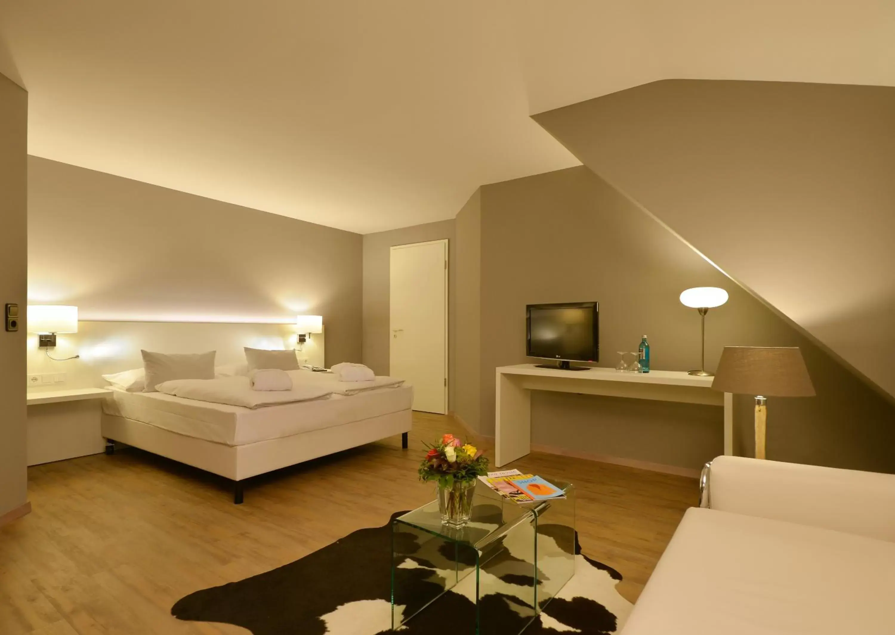 Photo of the whole room, TV/Entertainment Center in relexa Waldhotel Schatten Stuttgart