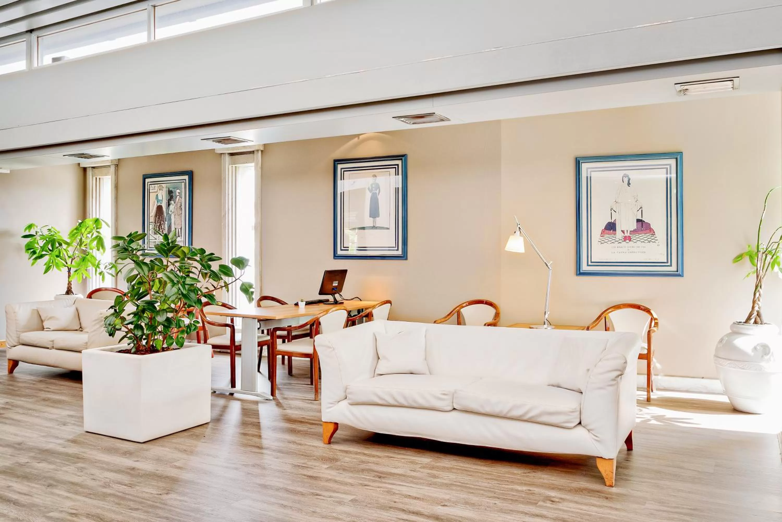 Communal lounge/ TV room in Italiana Hotels Florence