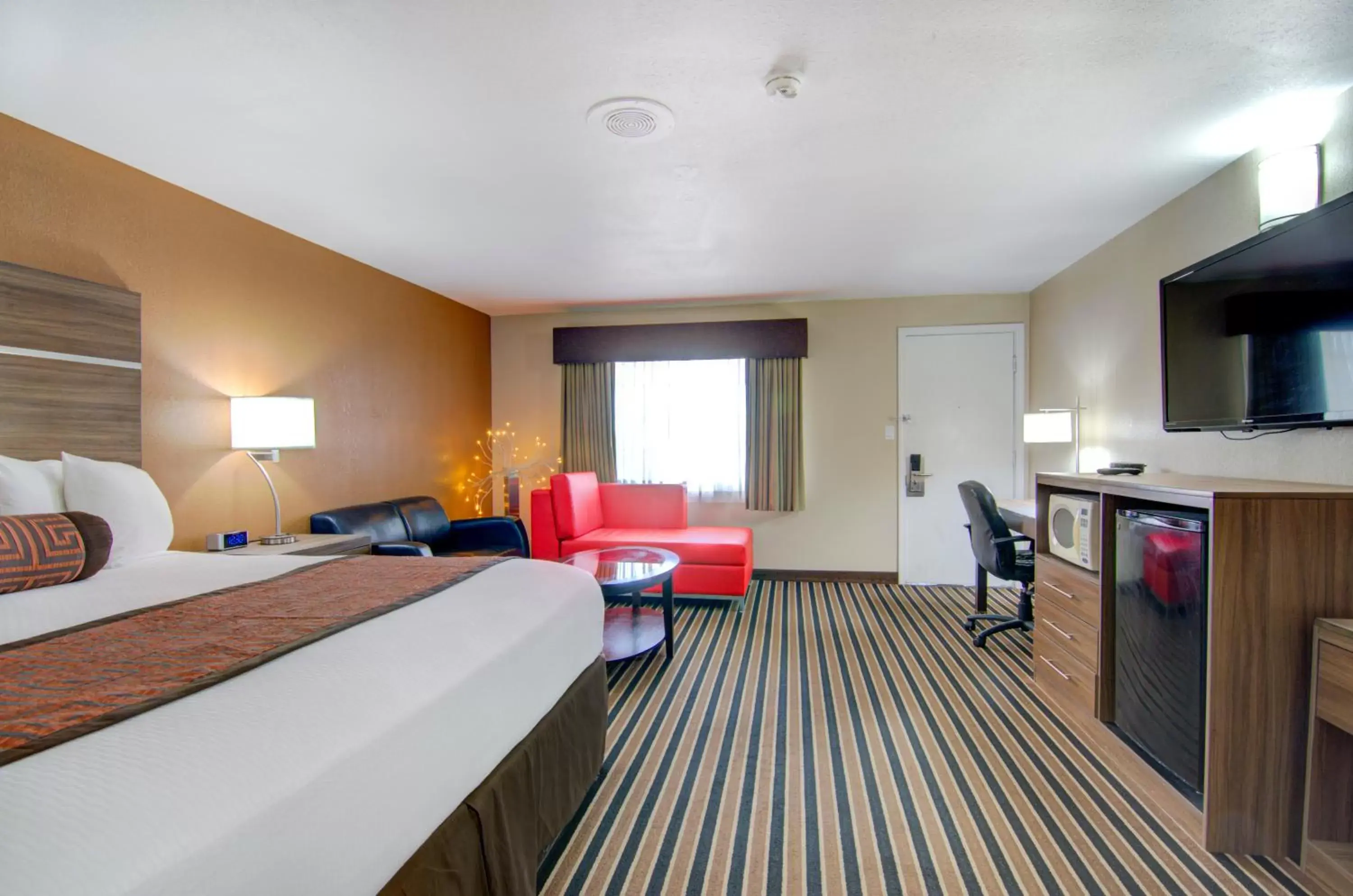 Bed in Westbridge Inn & Suites Bed in Westbridge Inn & Suites
