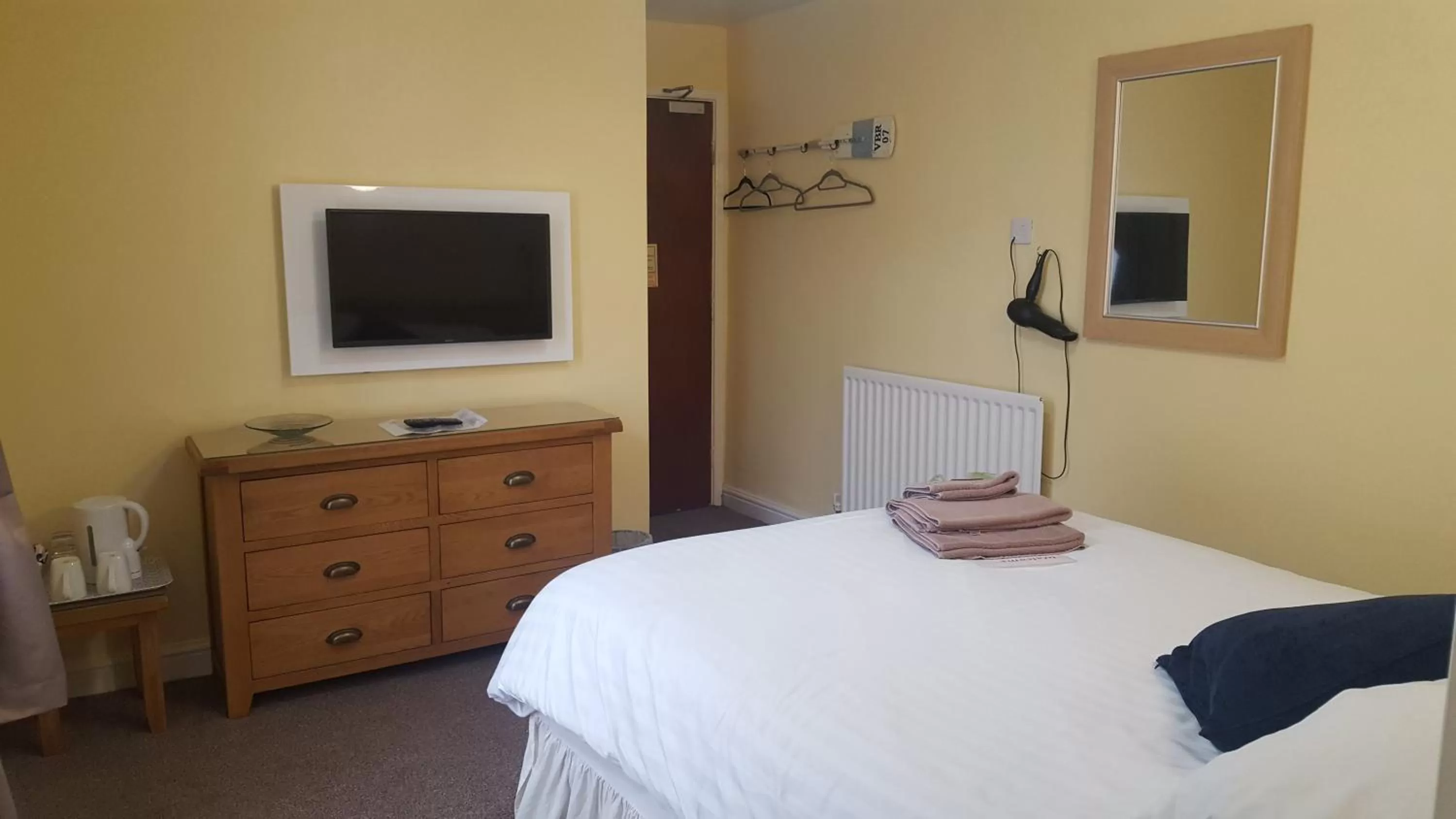 Bed, TV/Entertainment Center in The Beacon Hotel