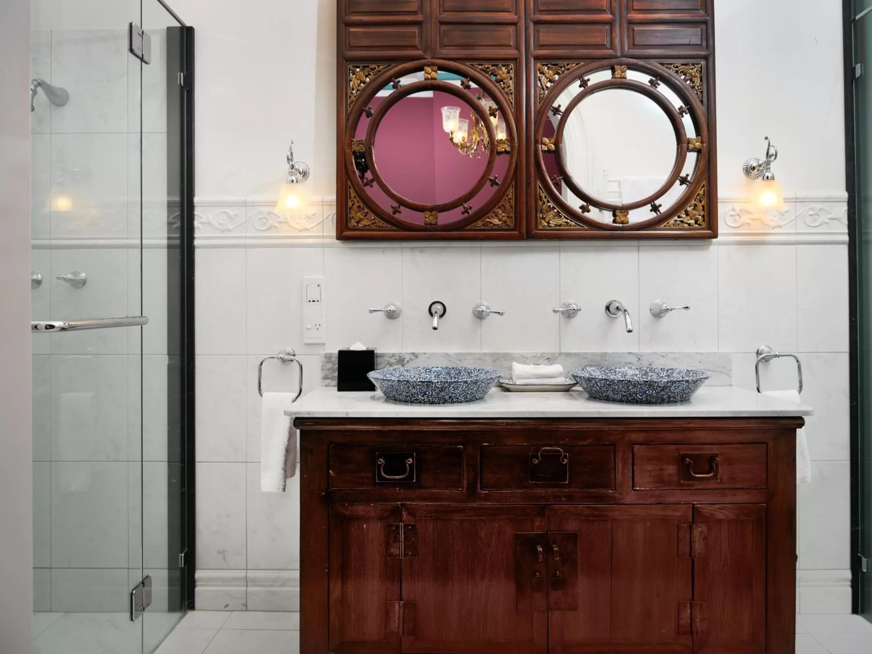 Bathroom in Craig's Royal Hotel