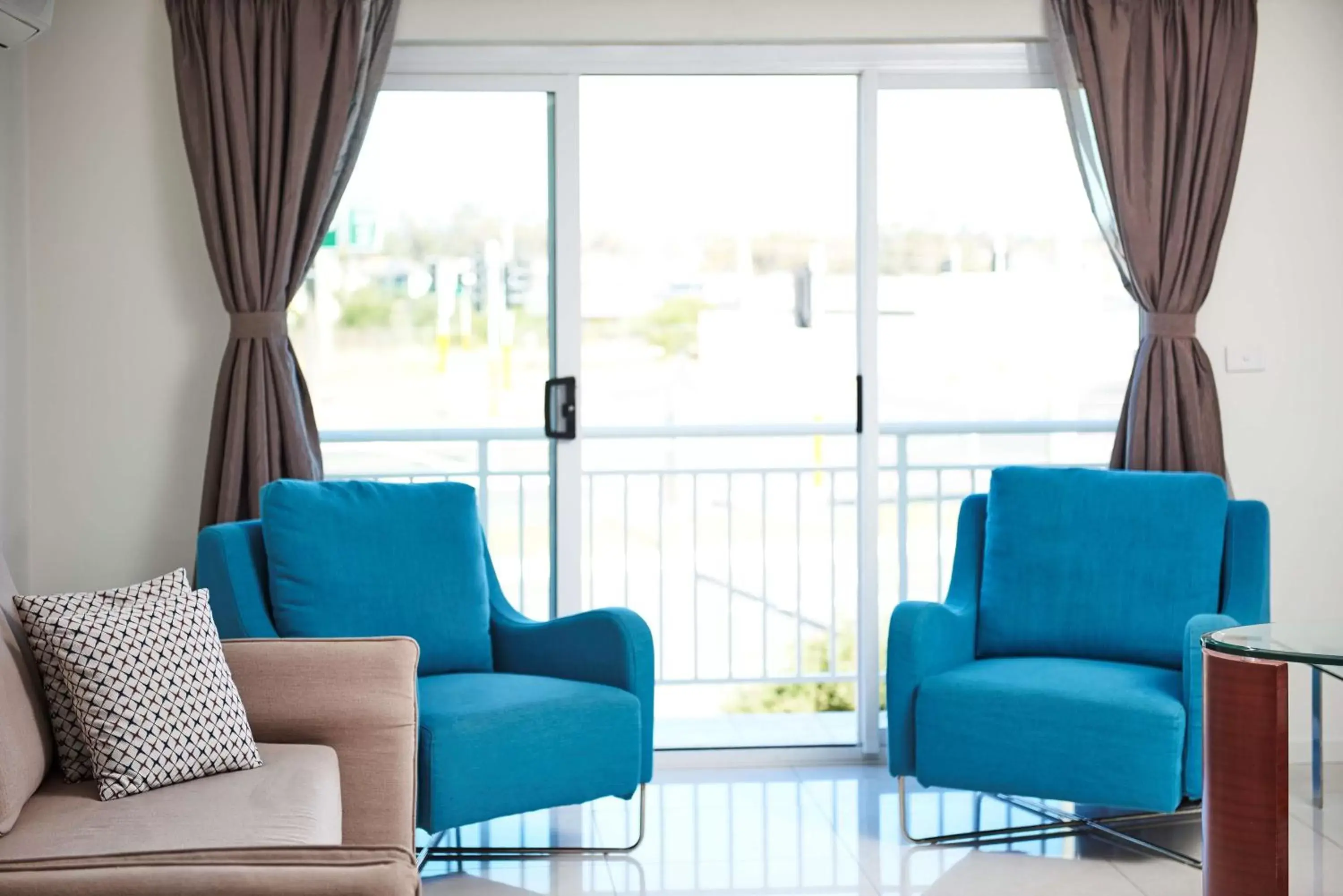 Living room, Seating Area in Best Western Casula Motor Inn