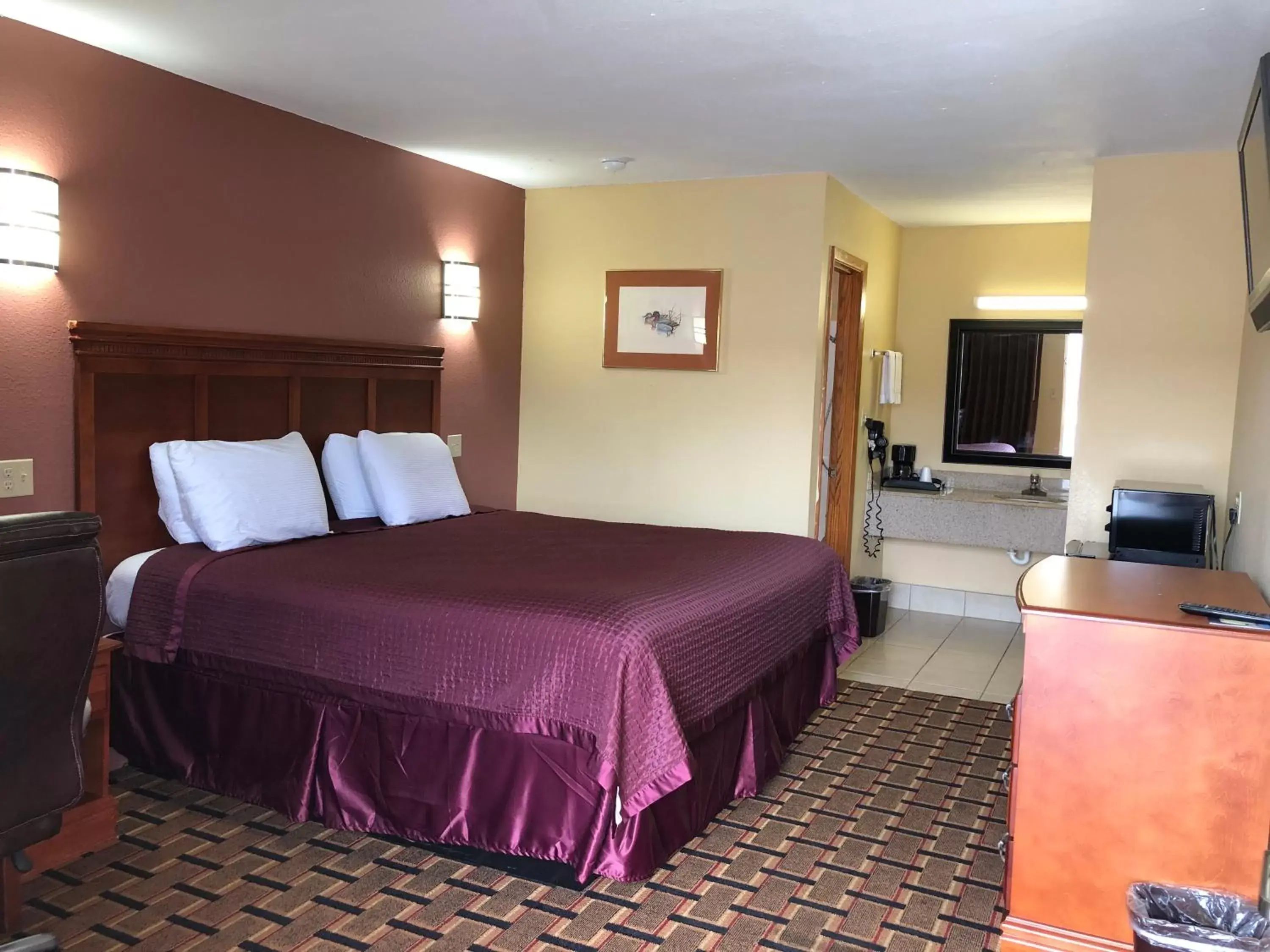 Bedroom, Bed in Americas Best Value Inn-Indianola