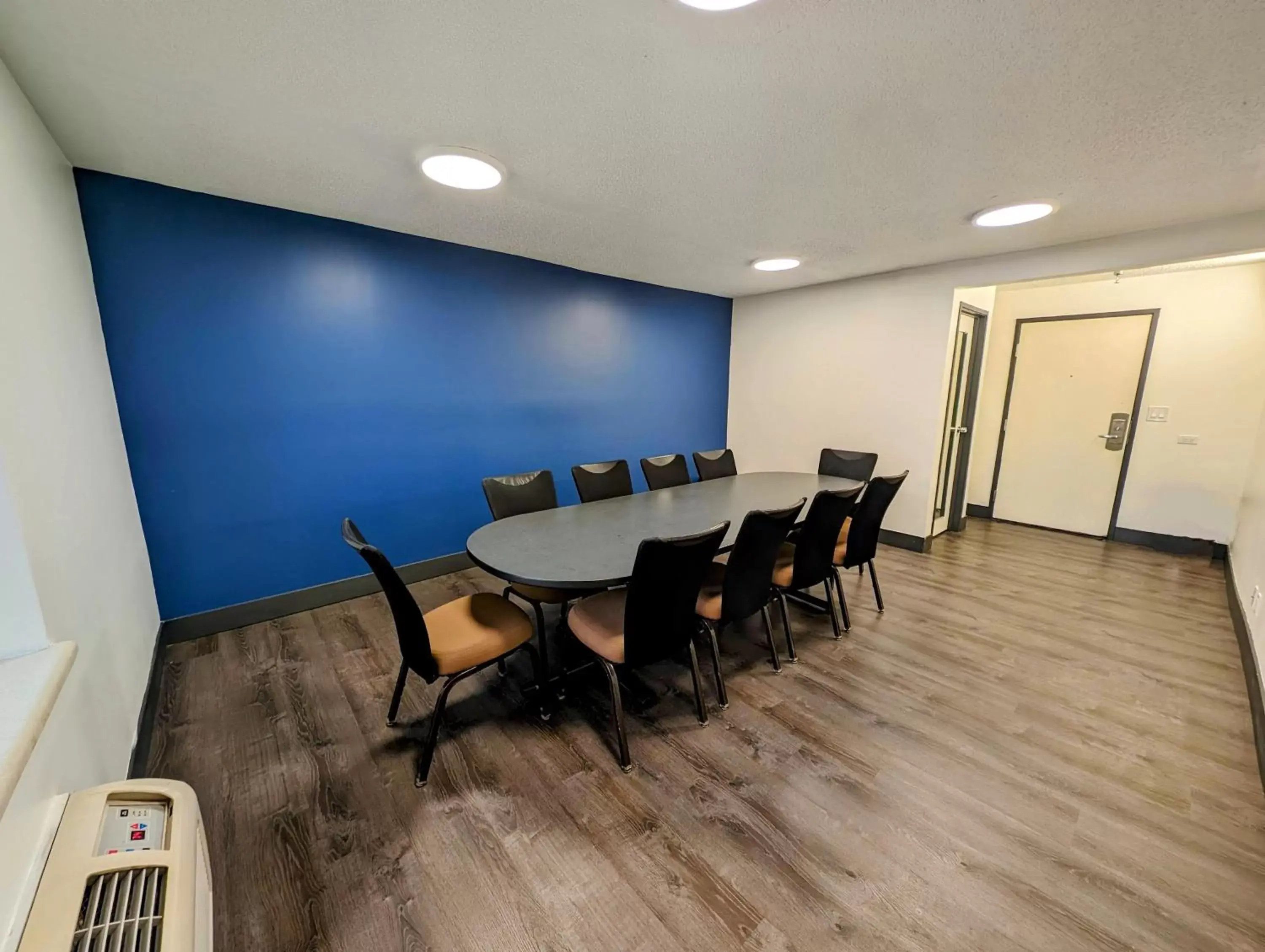 Meeting/conference room in La Quinta Inn by Wyndham Chicago Willowbrook