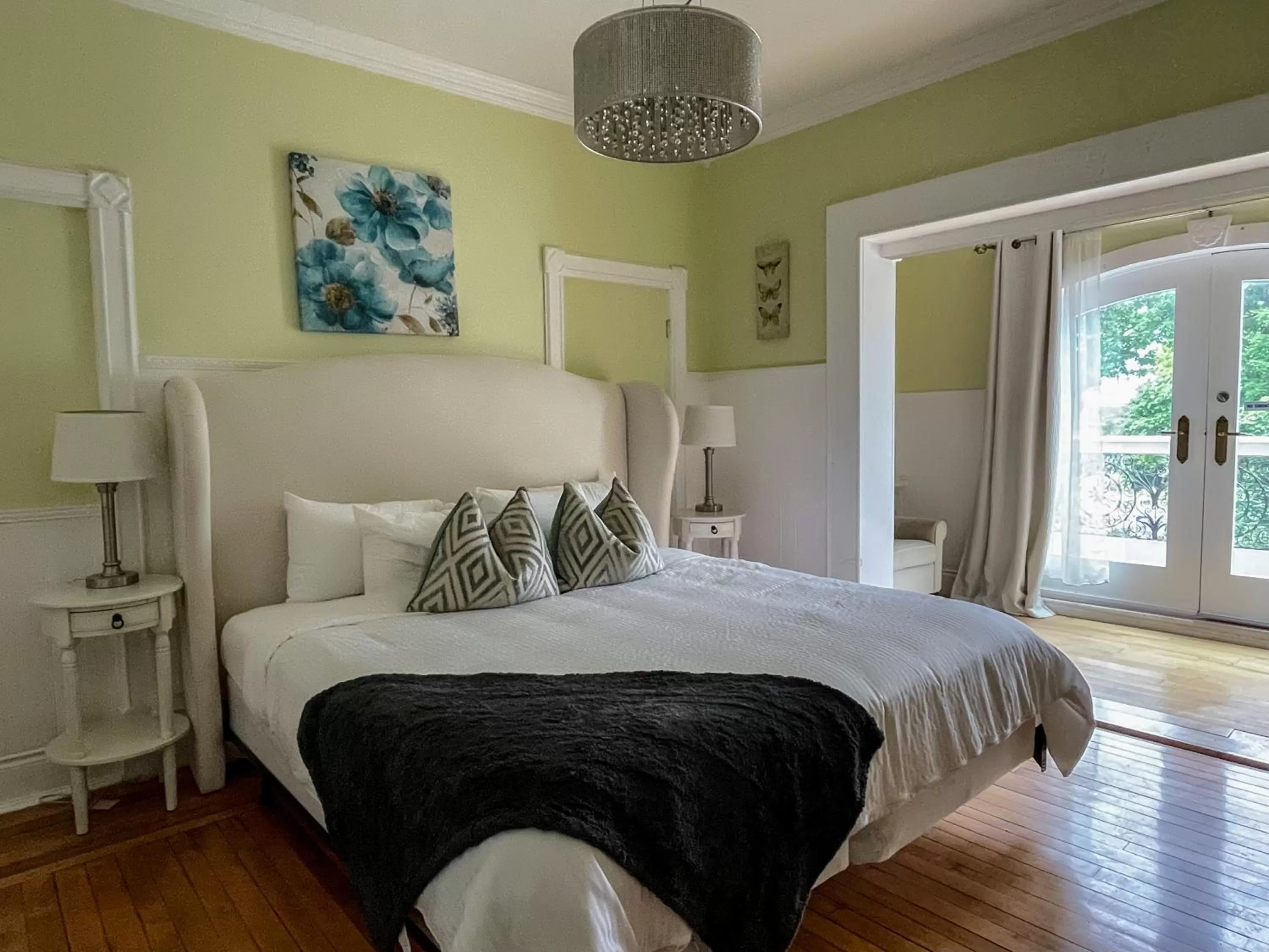 Bed in Niagara Grandview Boutique Hotel