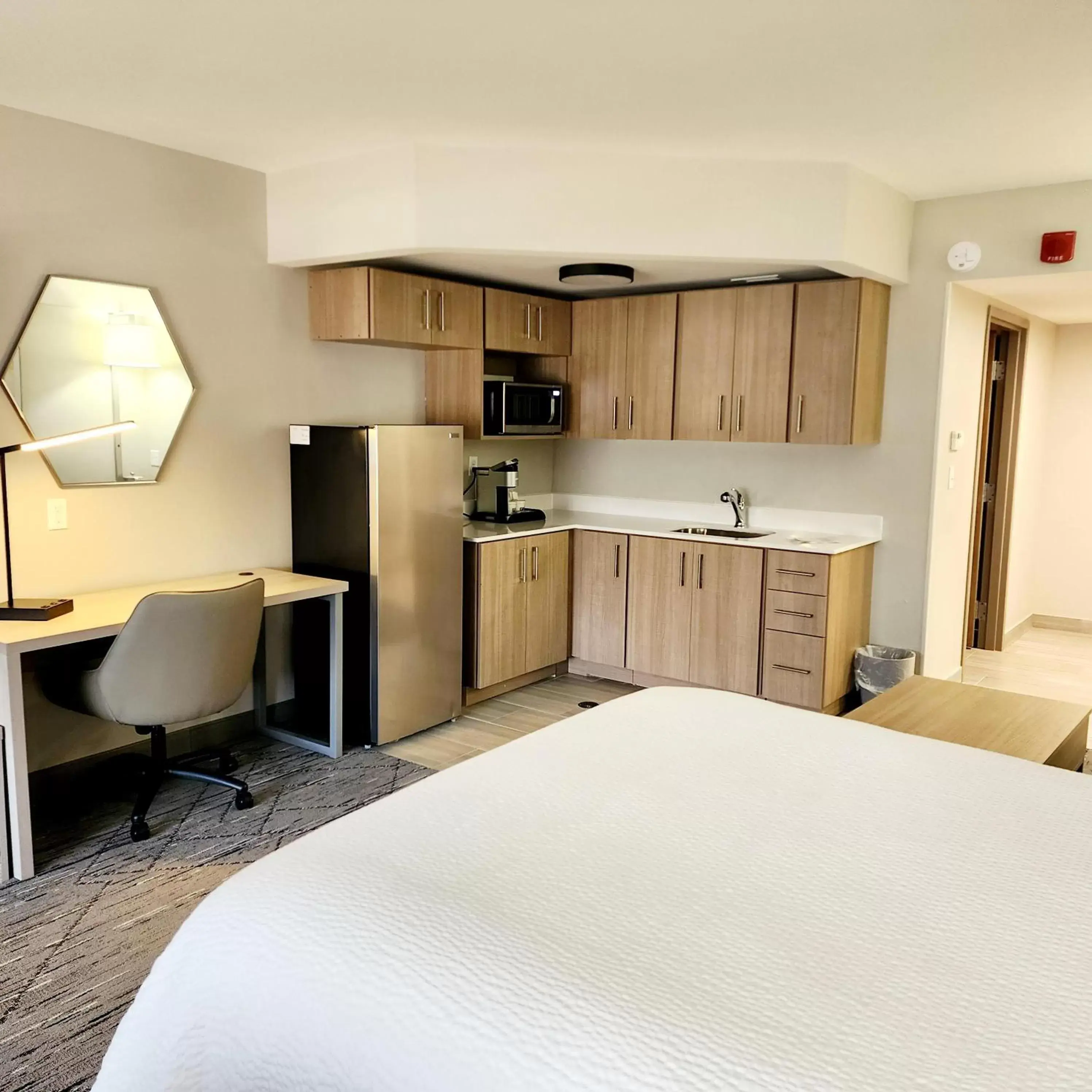Bed, Kitchen/Kitchenette in Holiday Inn Express & Suites Lexington, an IHG Hotel