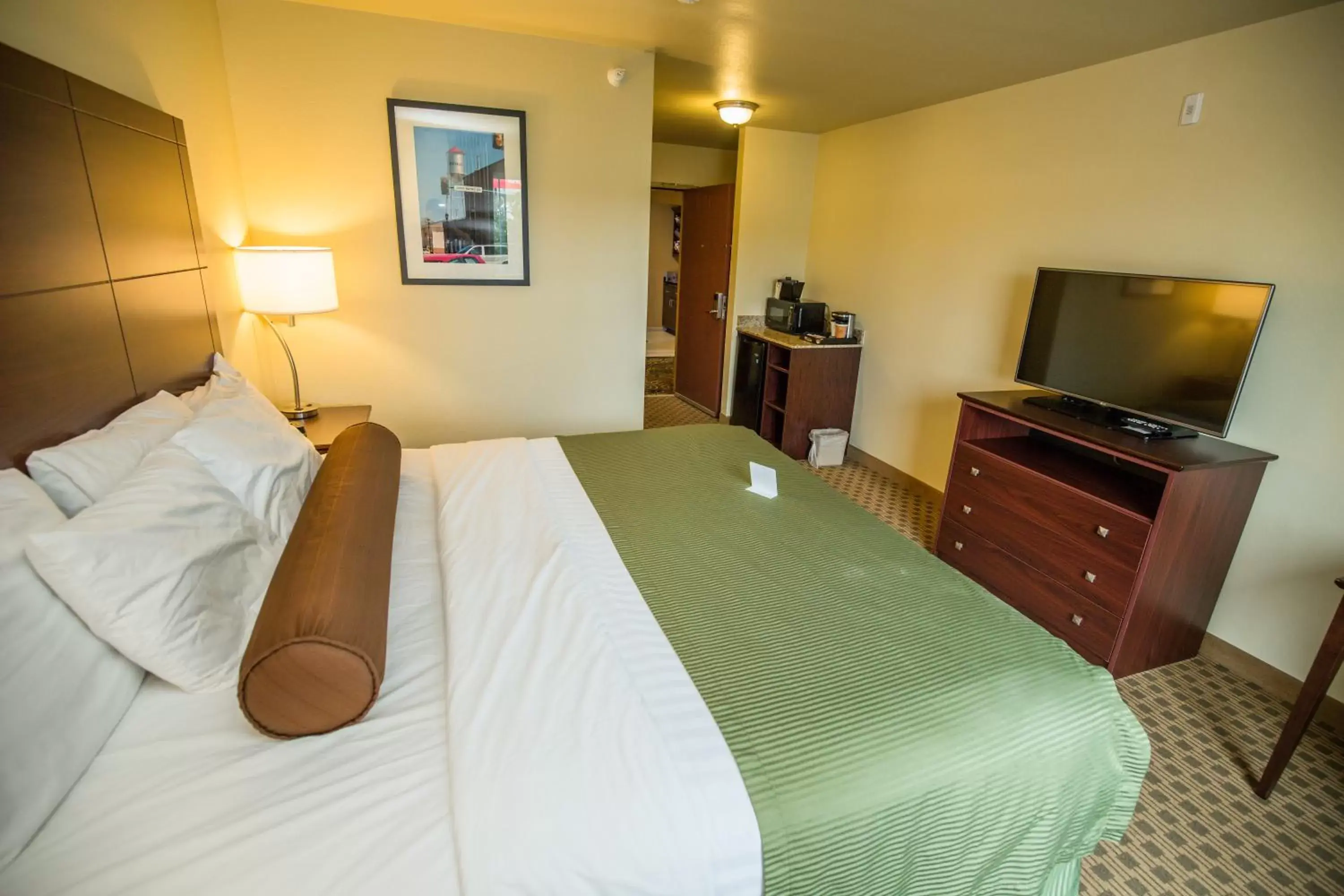 Bed in Cobblestone Inn & Suites-Winterset