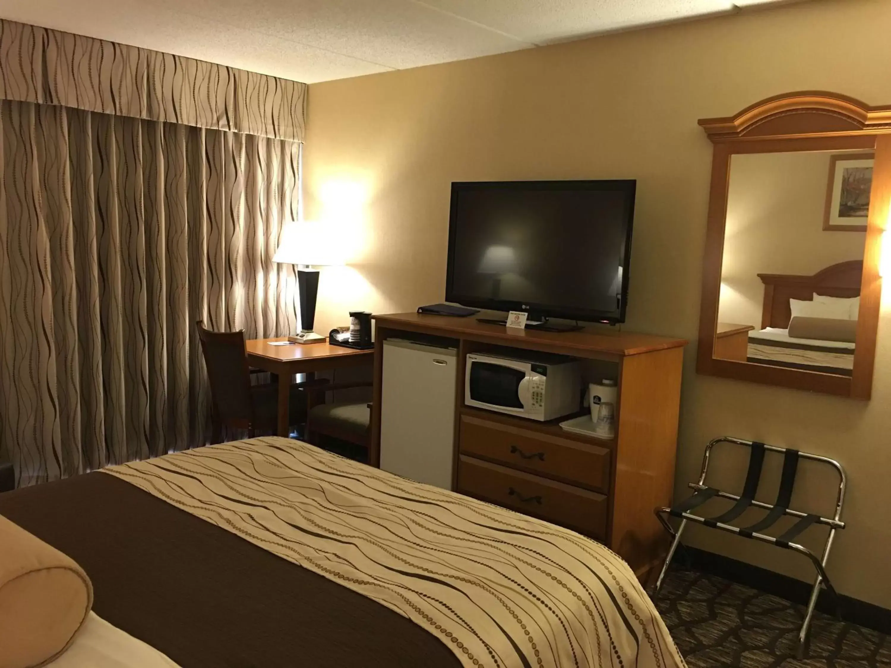 Patio, TV/Entertainment Center in Best Western Clifton Park