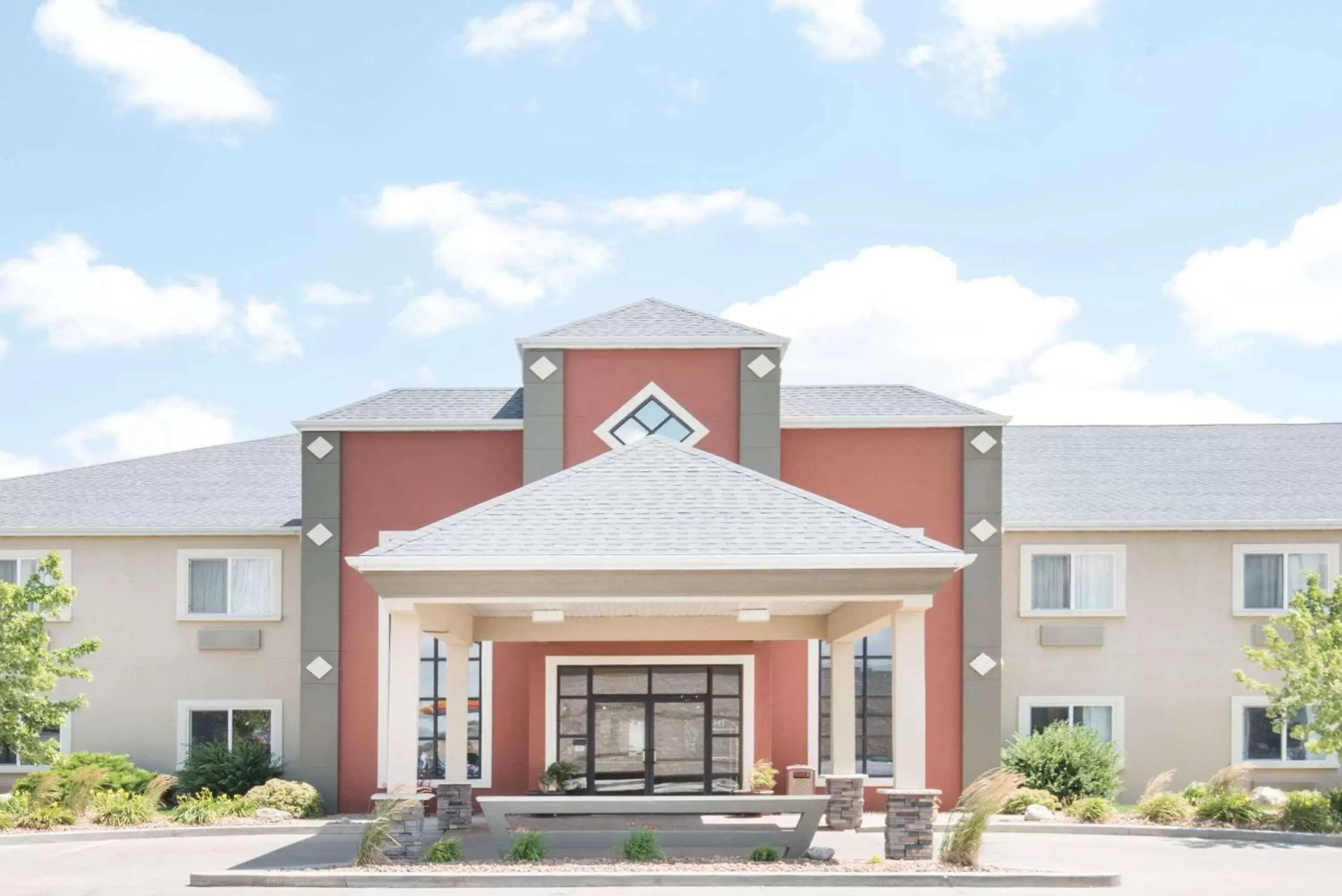 Property Building in Howard Johnson by Wyndham Oacoma Hotel & Suites