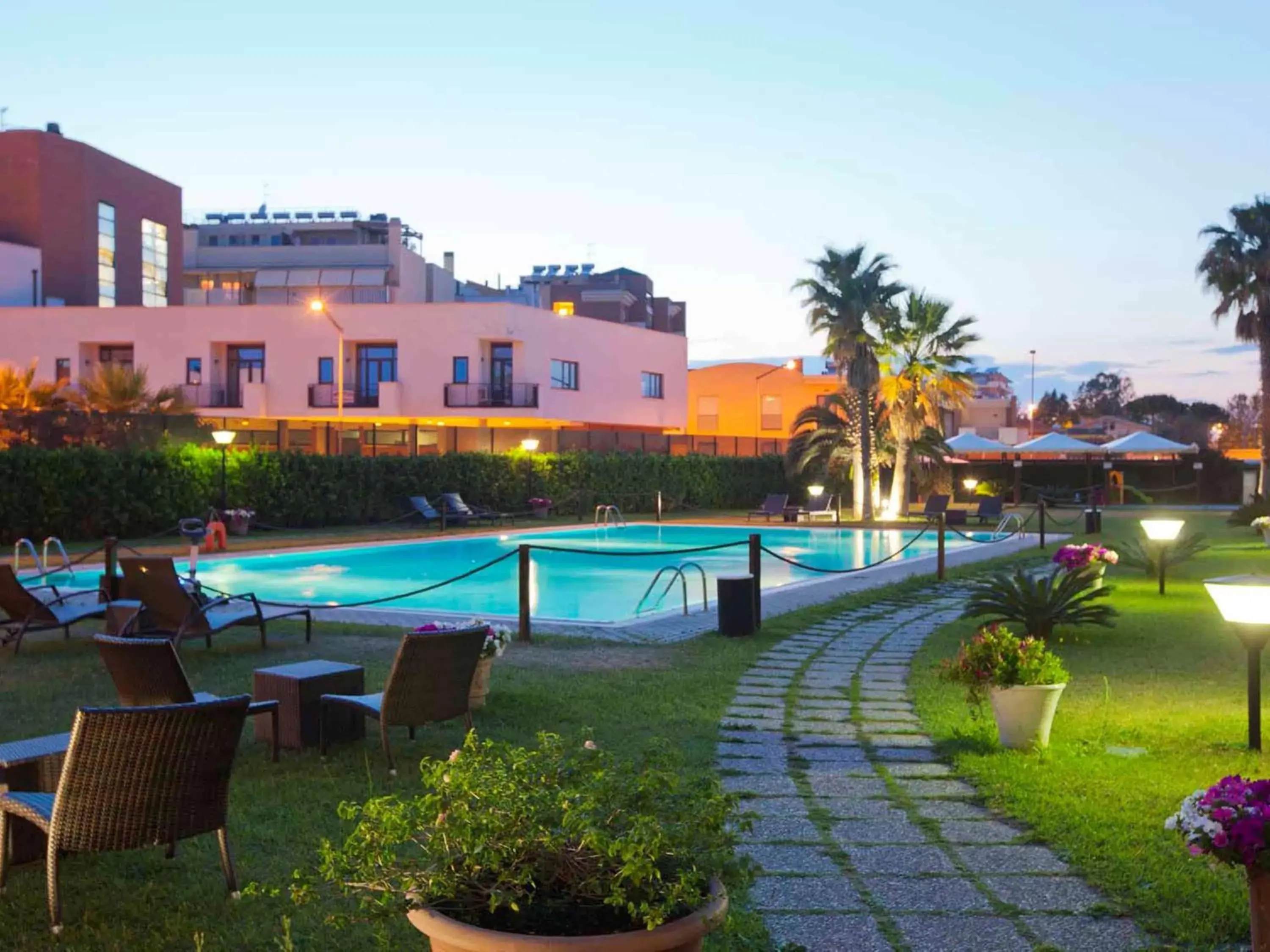 Property building, Swimming Pool in Mercure Leonardo da Vinci Rome Airport