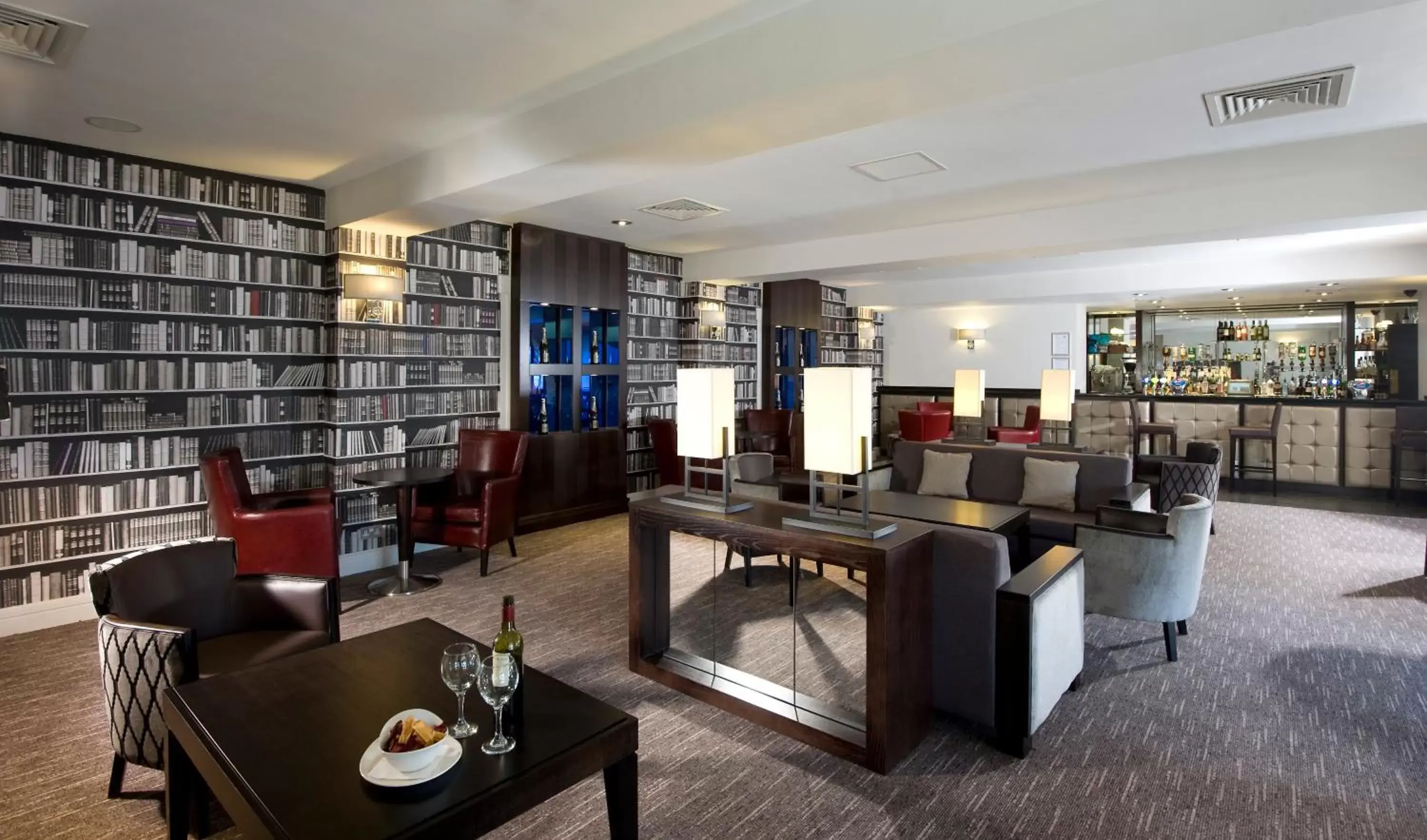 Lounge or bar, Restaurant/Places to Eat in Holiday Inn Birmingham Bromsgrove, an IHG Hotel