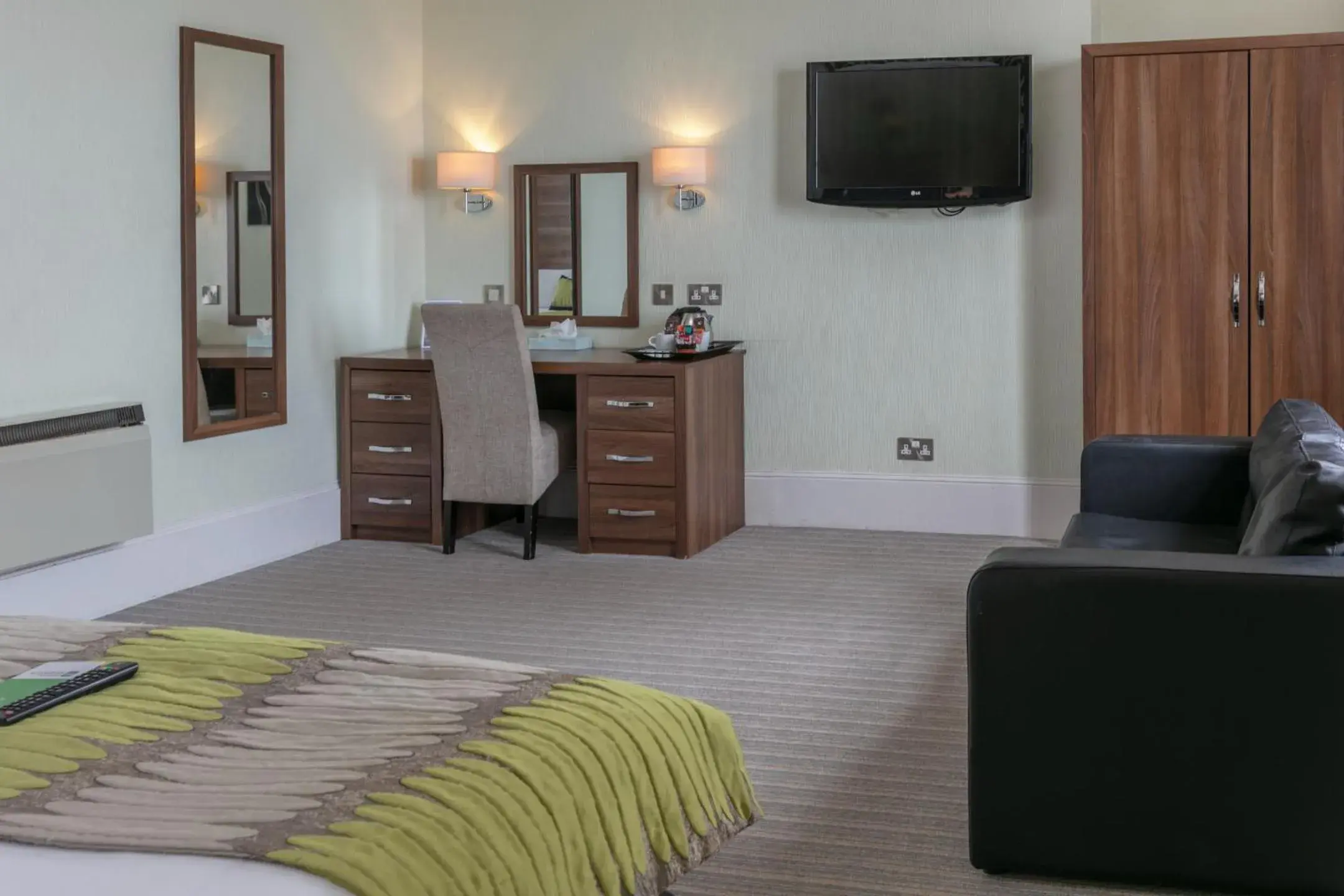 Bed, TV/Entertainment Center in Best Western York House Hotel