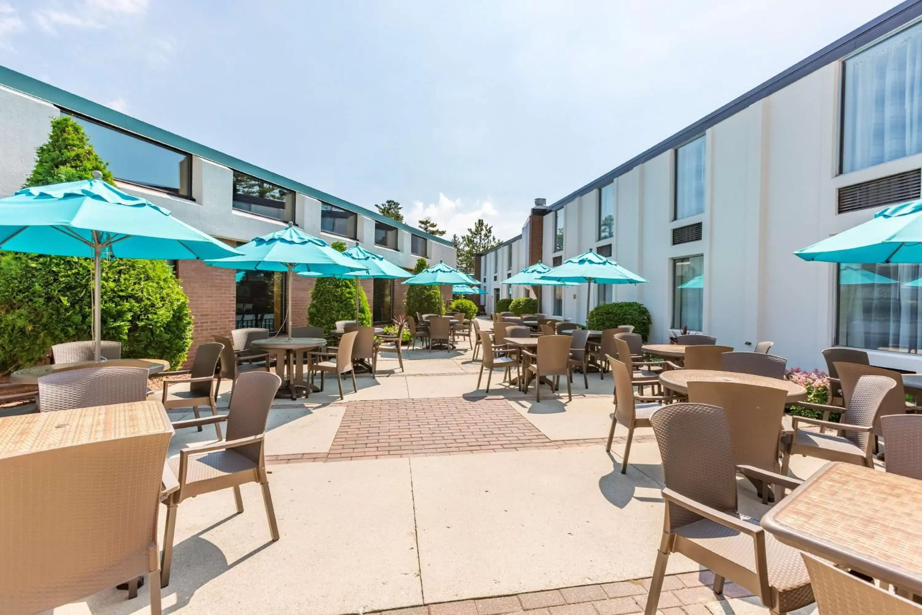 Property building, Restaurant/Places to Eat in Country Inn & Suites by Radisson, Traverse City, MI