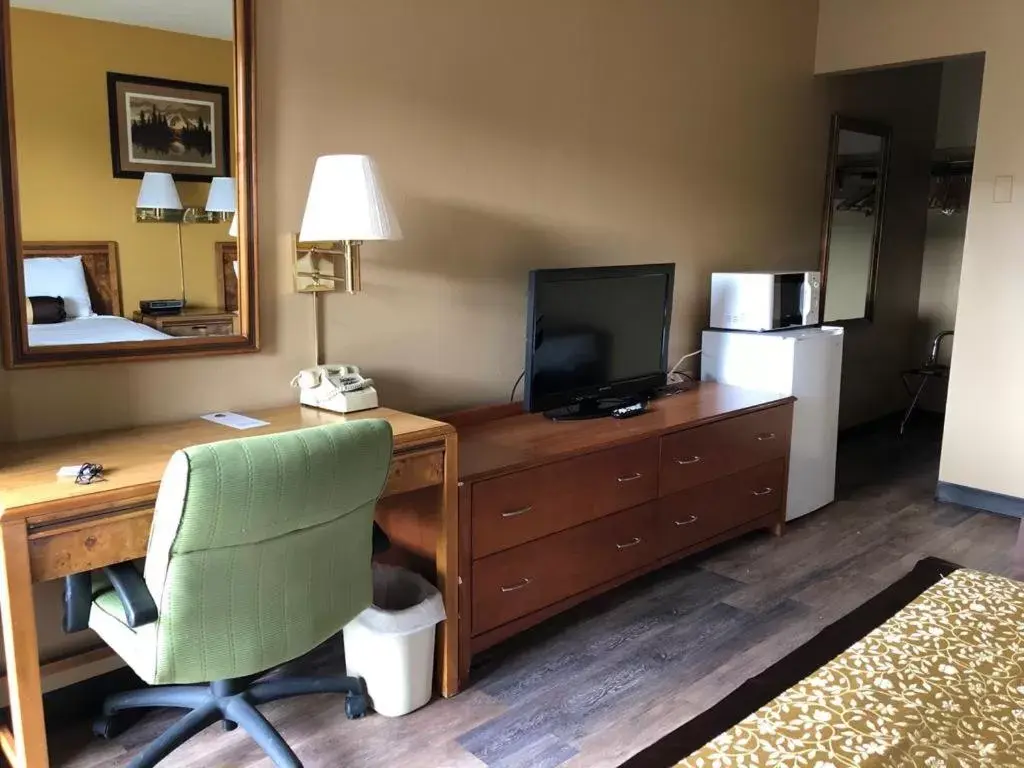 TV/Entertainment Center in Knights Inn - Baker City