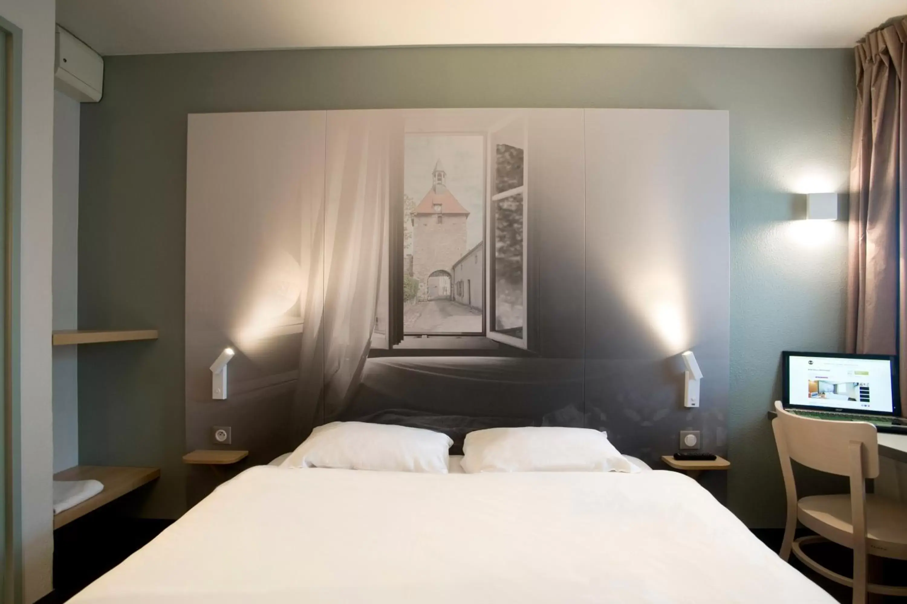 Bedroom, Bed in B&B HOTEL Moulins