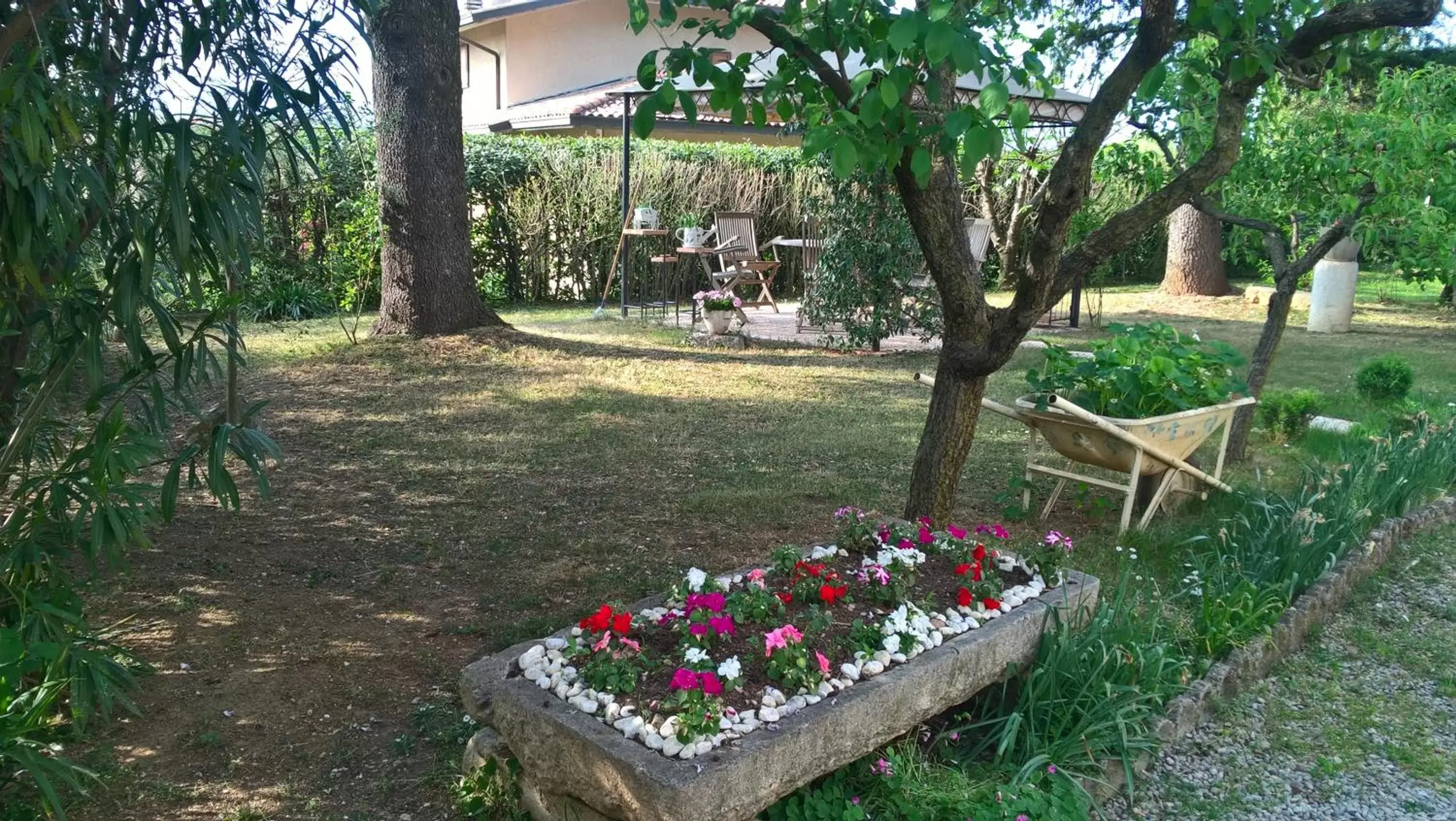 Text overlay, Garden in B&B Il Glicine