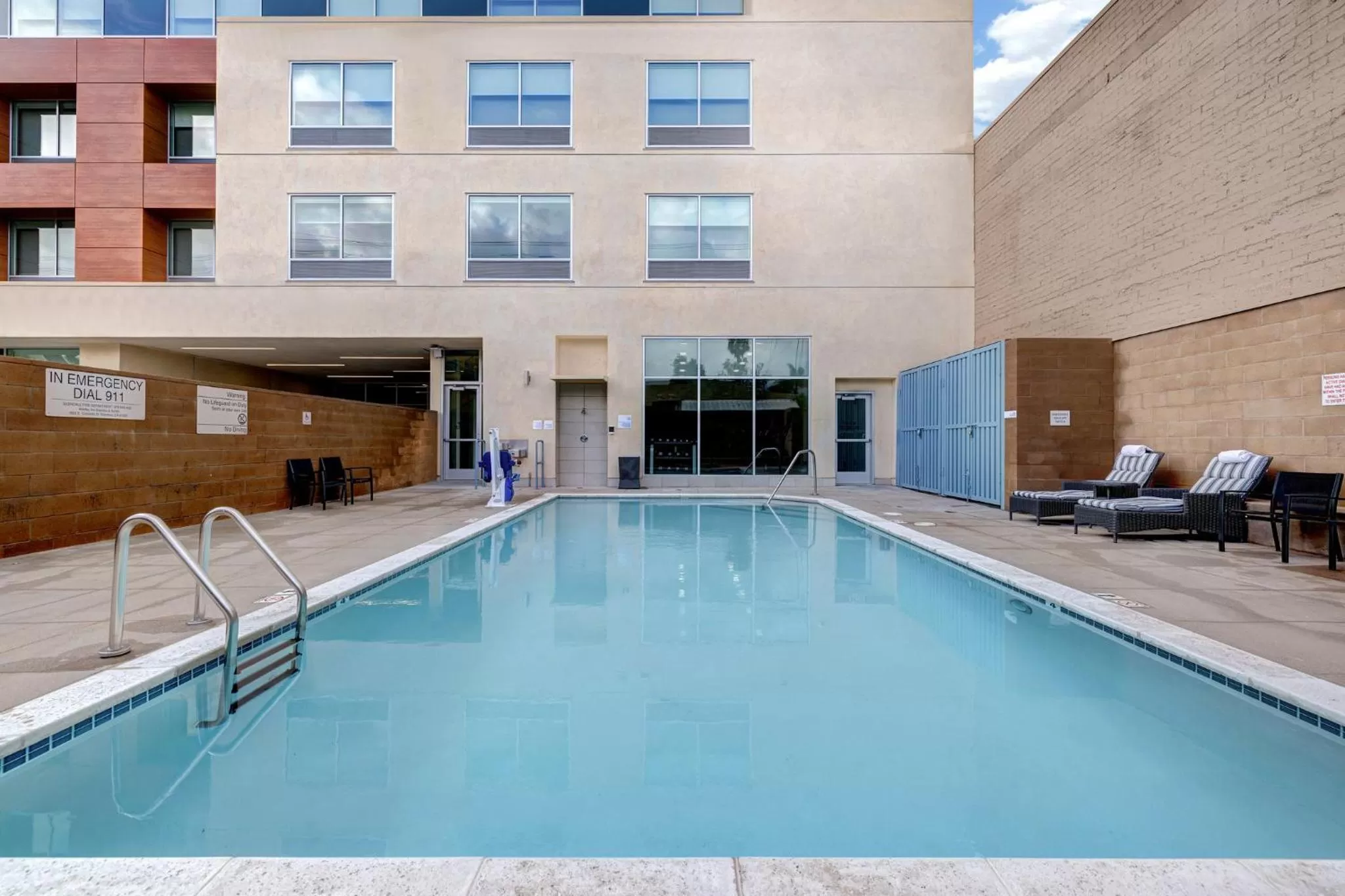 Swimming pool in Holiday Inn Express & Suites - Glendale Downtown