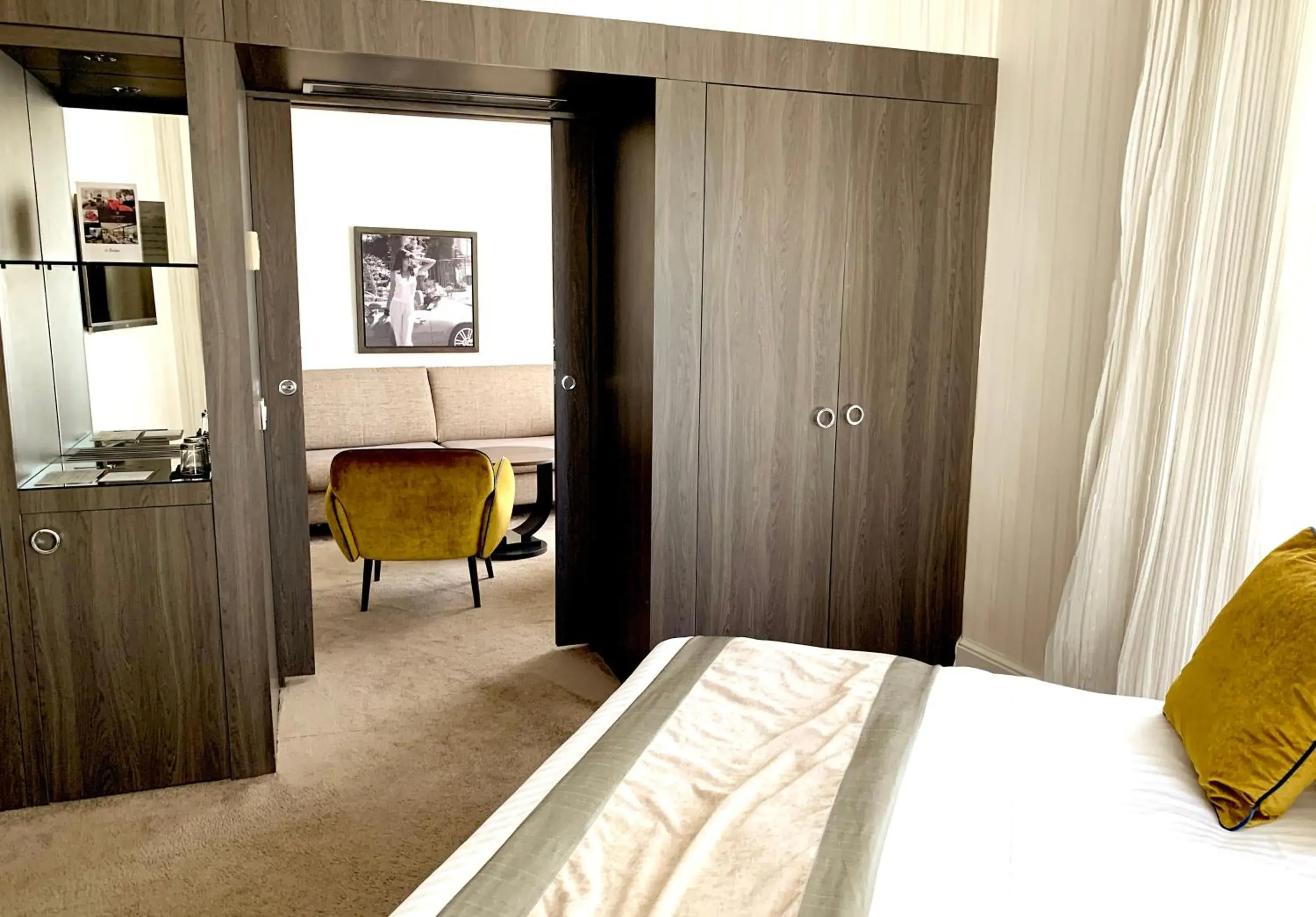 Bedroom, Bed in Hôtel Le Canberra